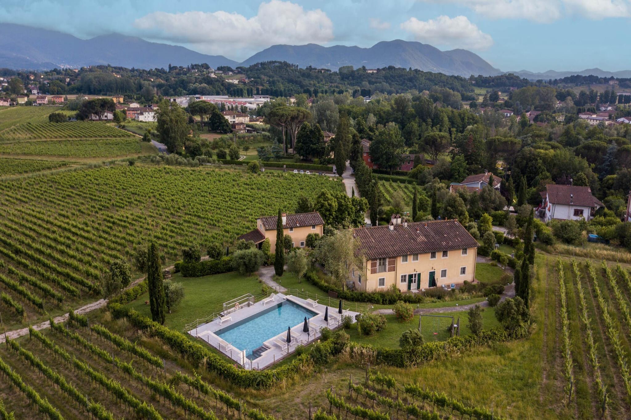 Donato, Farmhouse Apartment with Pool - Uitzicht zomer