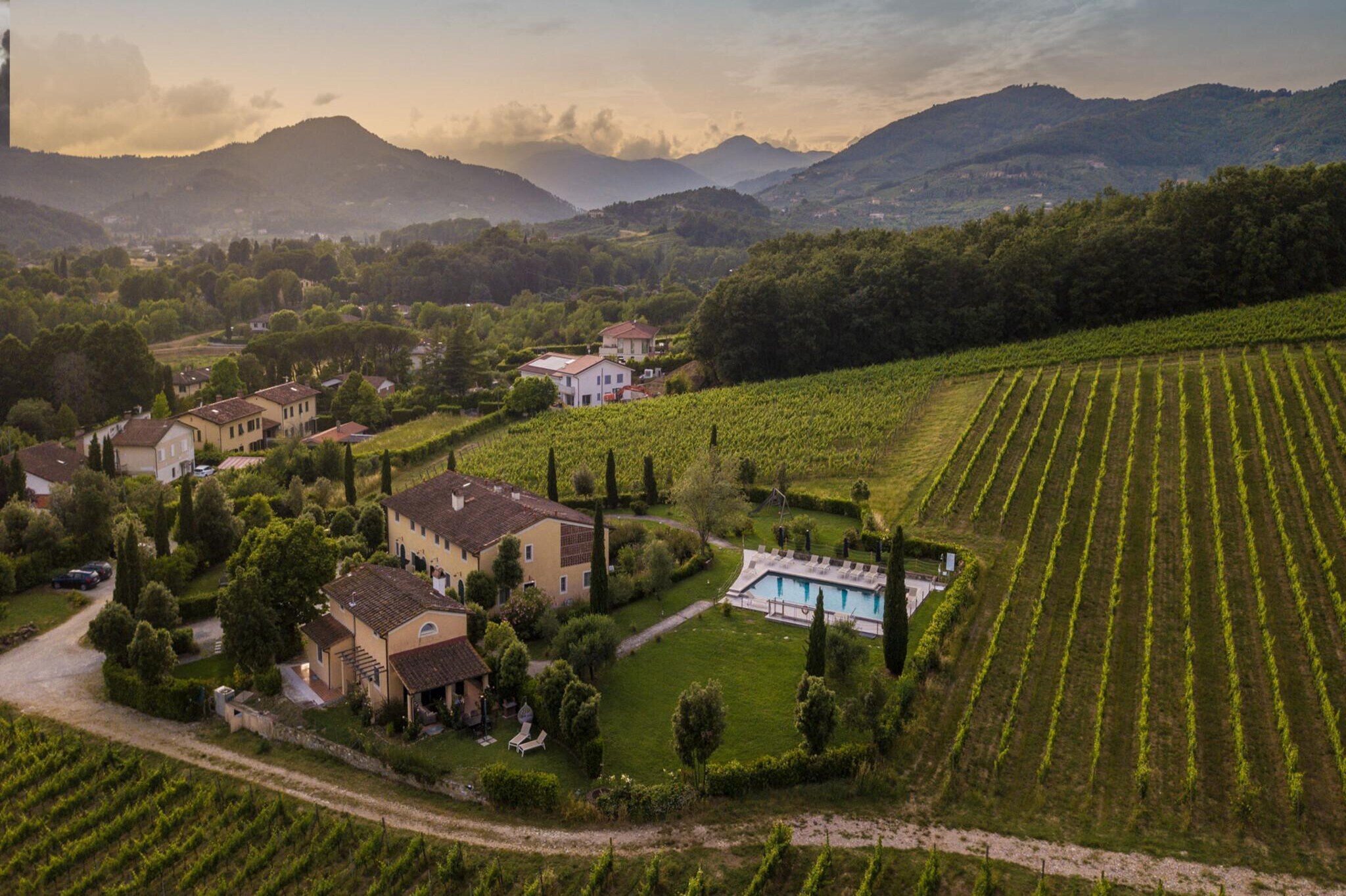 Donato, Farmhouse Apartment with Pool - Uitzicht zomer