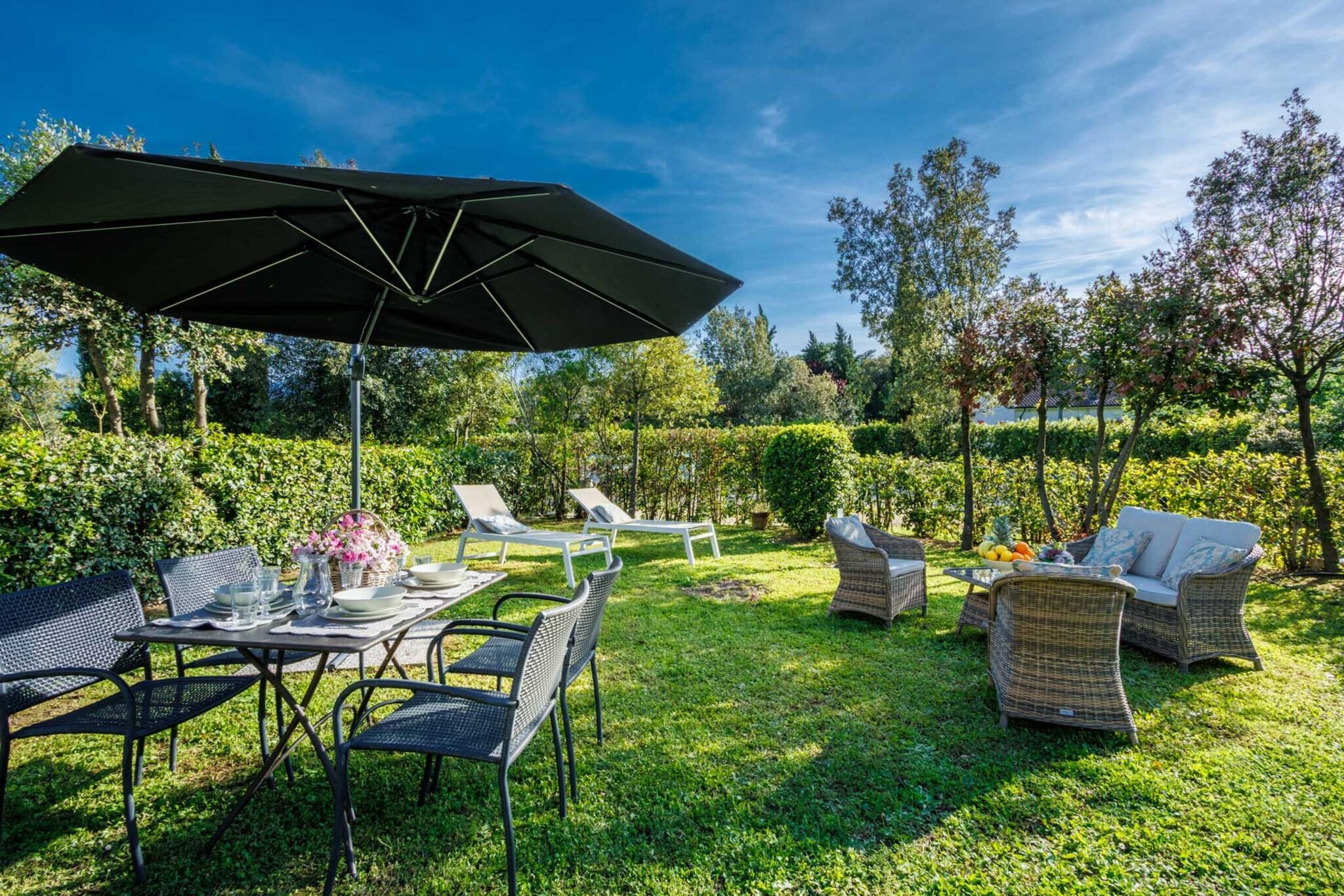 Pietro Farmhouse Apartment in Wine Resort in Lucca - Tuinen zomer