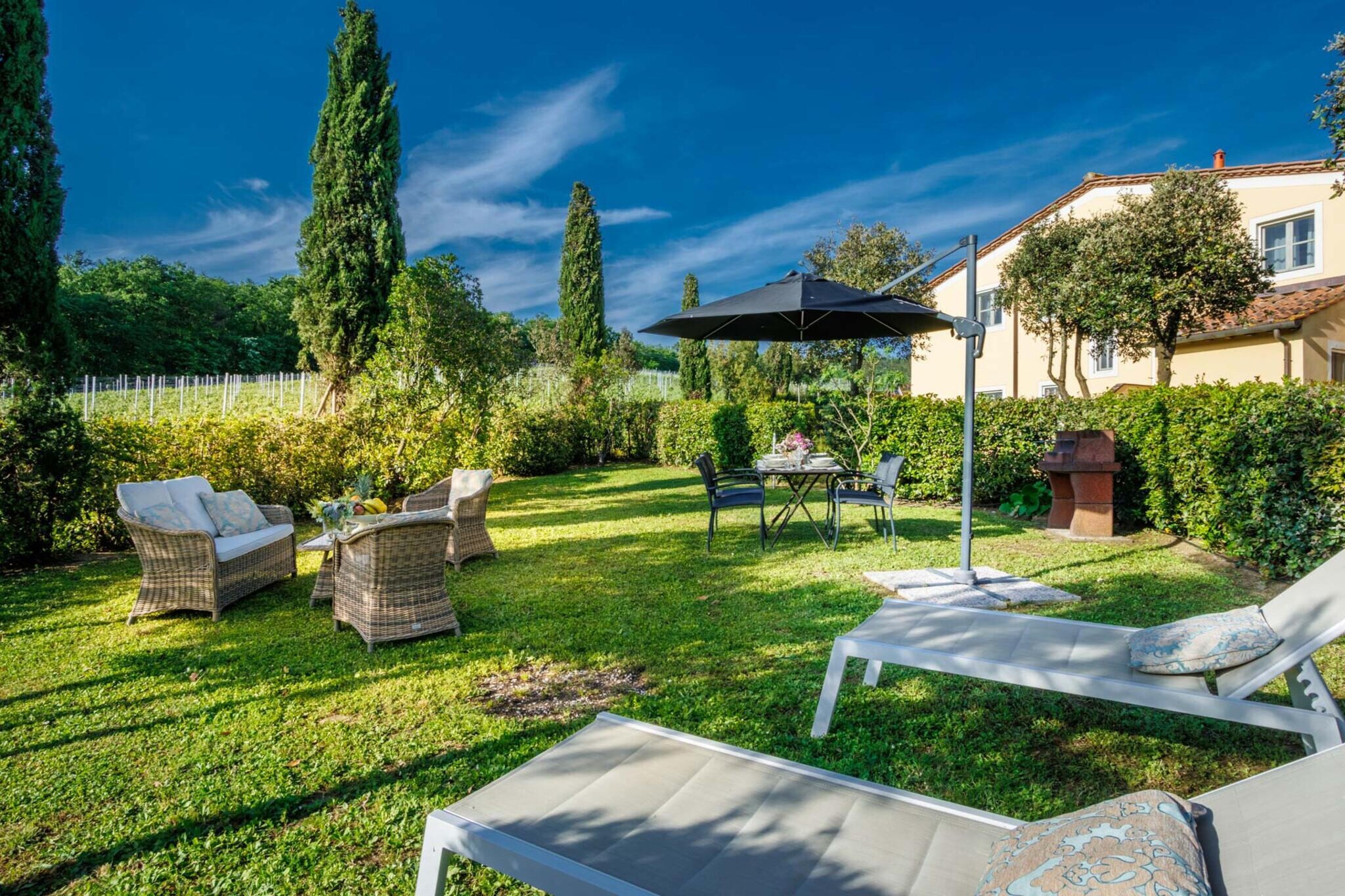 Pietro Farmhouse Apartment in Wine Resort in Lucca - Tuinen zomer