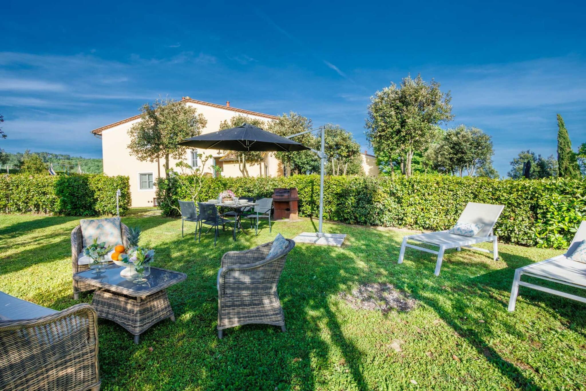 Pietro Farmhouse Apartment in Wine Resort in Lucca - Tuinen zomer
