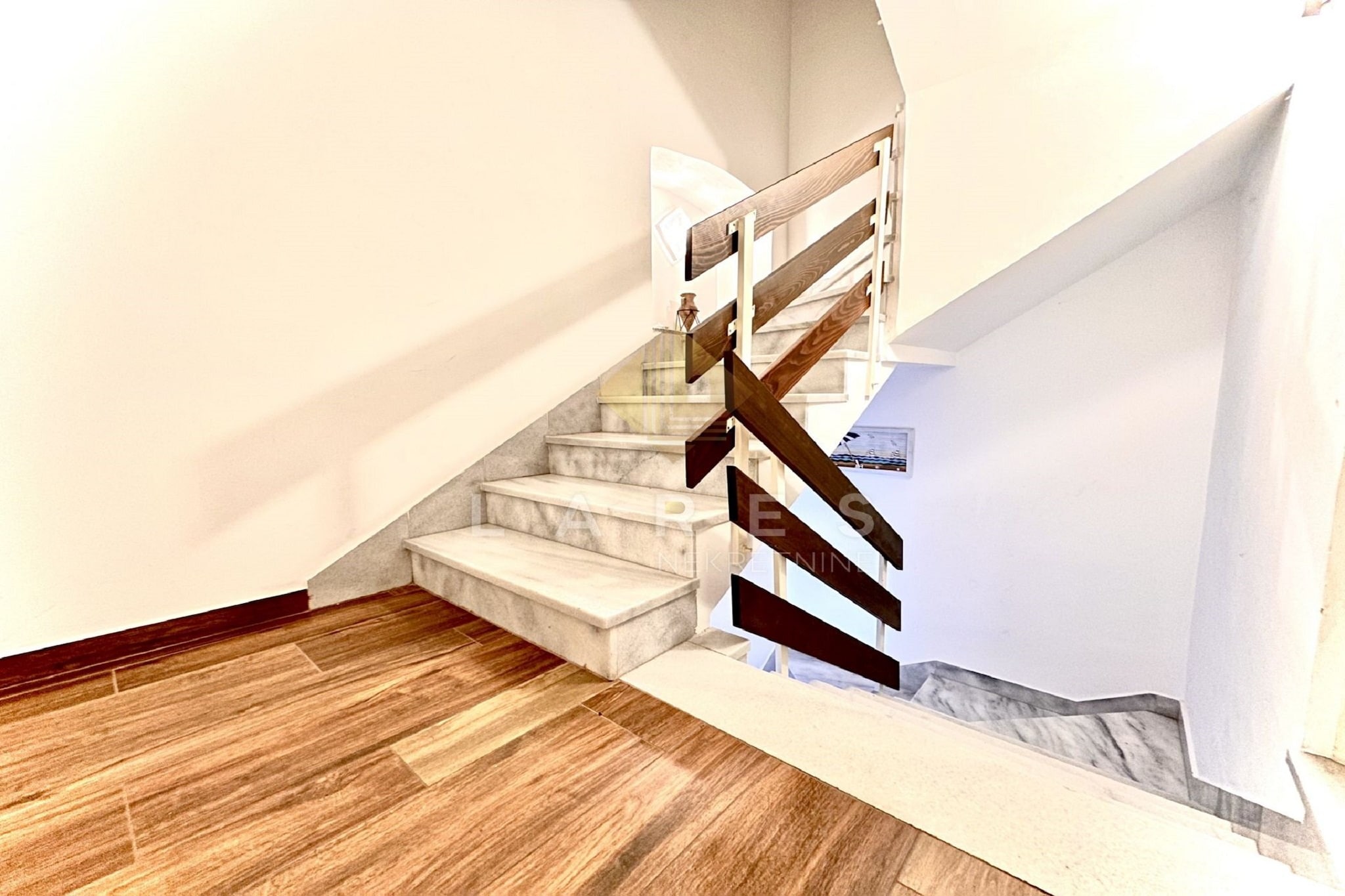 One-Bedroom Apartment (2.kat)-Stairs
