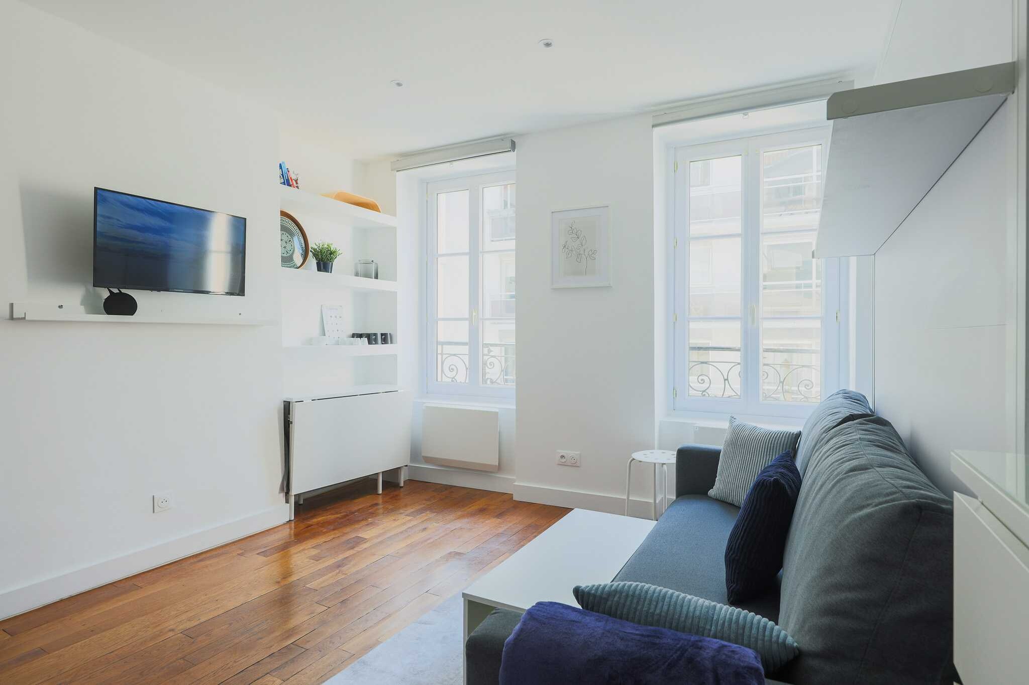 Checkmyguest offers you this modern 28m² apartment, nestled on the 3rd floor with elevator, rue Rennequin, in the 17th district. Combining comfort and warm tones, it offers the ideal setting for your stay in Paris.
This district is an excellent starting point for exploring the city. It's close to many monuments, museums and tourist attractions.
Our apartment is located in a central area with excellent transport links. It's easy to get around Paris and discover all the city has to offer. Here's how to get around:
- Metro: Pereire (line 3), 5 minutes away - RER C: Pereire Levallois, 7 minutes on foot
by BUS day & night
- Several Taxi companies available: Les cabs G7 (the most popular) : call 36 07.