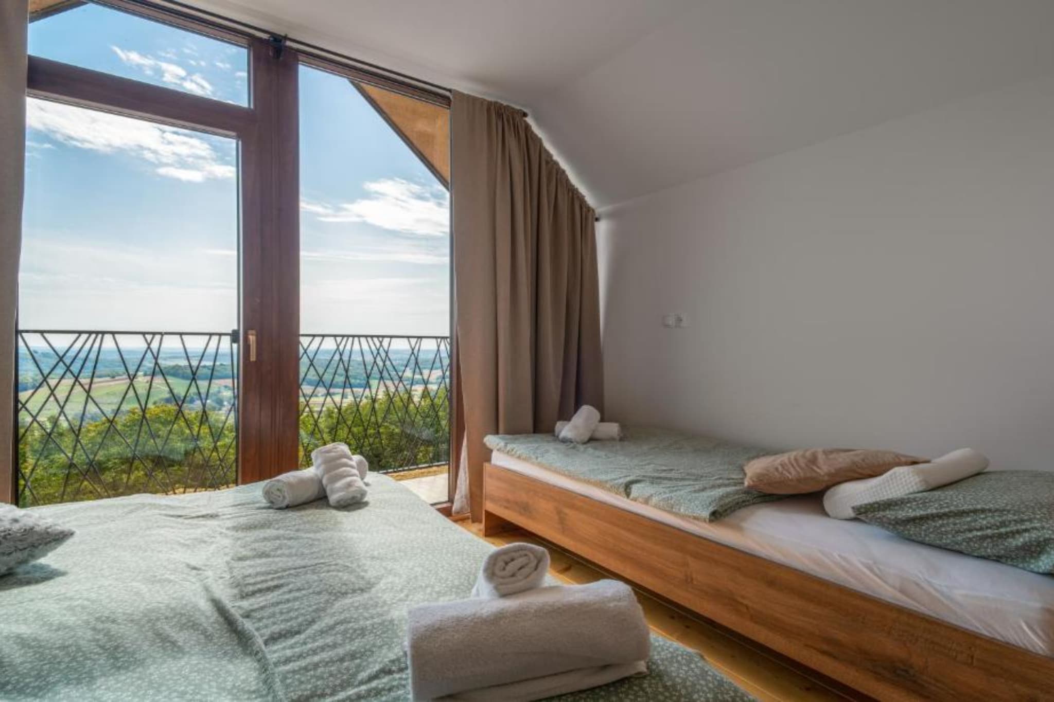 Villa Breg - Four Bedroom Villa with Pool, Hot-Tub and Sauna-Slaapkamer