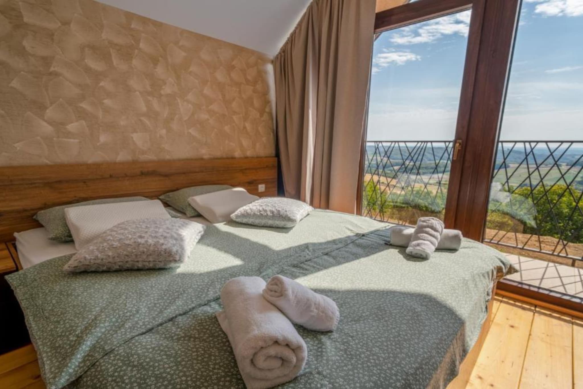 Villa Breg - Four Bedroom Villa with Pool, Hot-Tub and Sauna-Slaapkamer