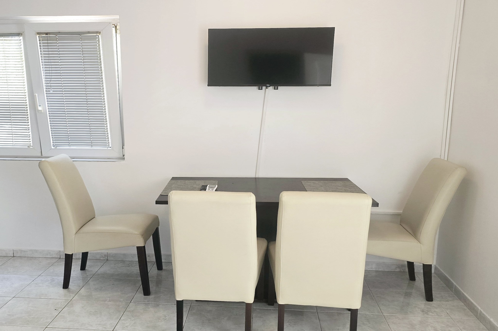 Apartments Mateo - One Bedroom Apartment - White