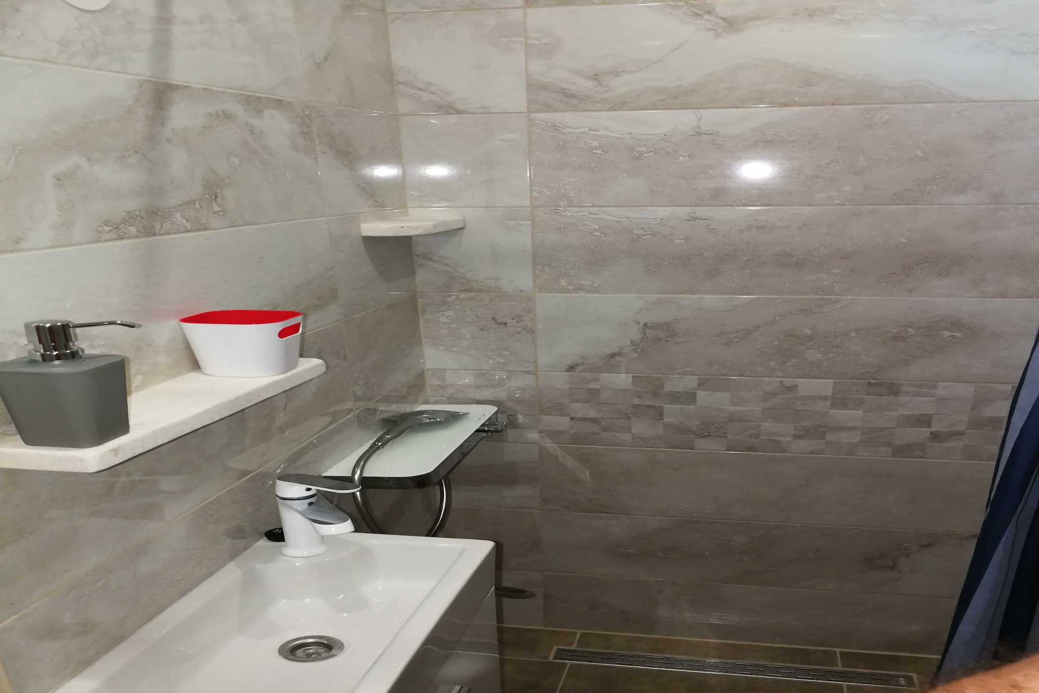 Two-Bedroom Apartment (A1-Niko)-Badezimmer