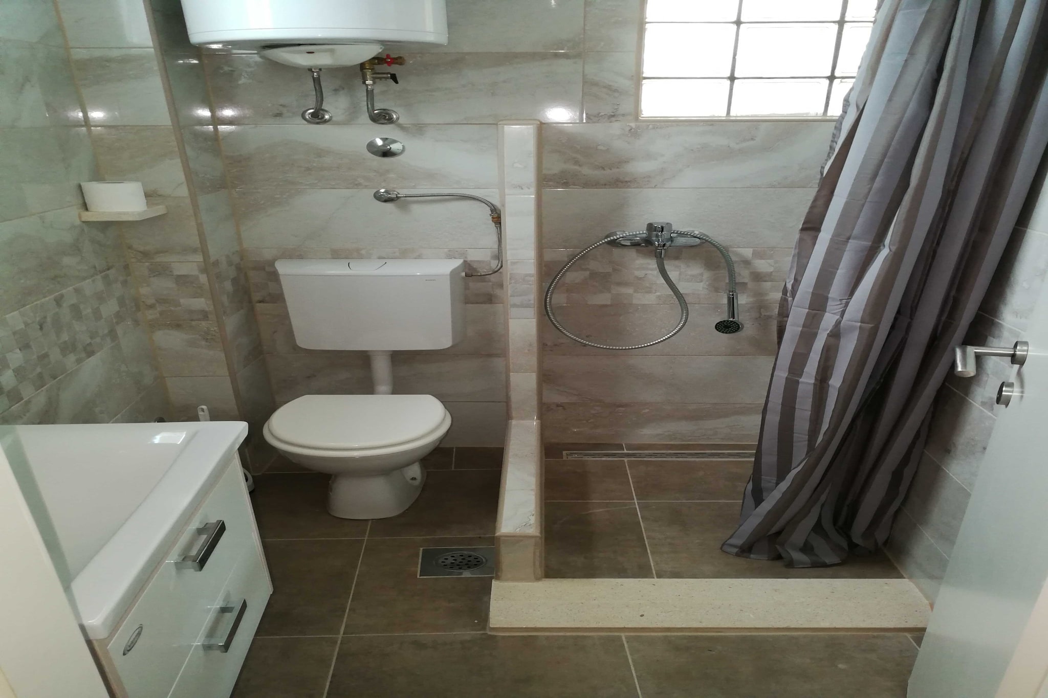 Two-Bedroom Apartment (A1-Niko)-Badezimmer