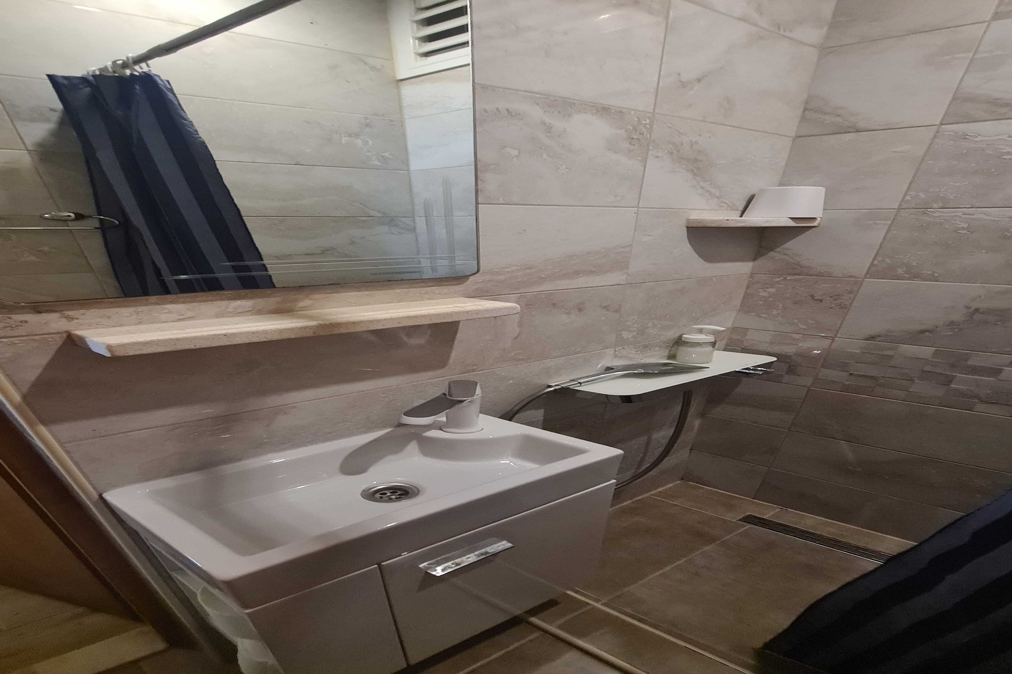 Two-Bedroom Apartment (A1-Niko)-Badezimmer