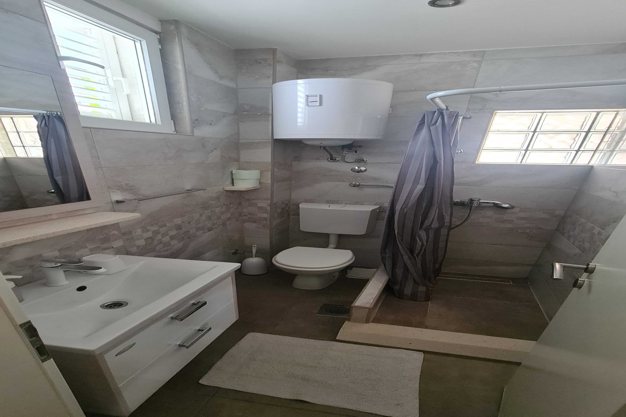 Two-Bedroom Apartment (A1-Niko)-Badezimmer