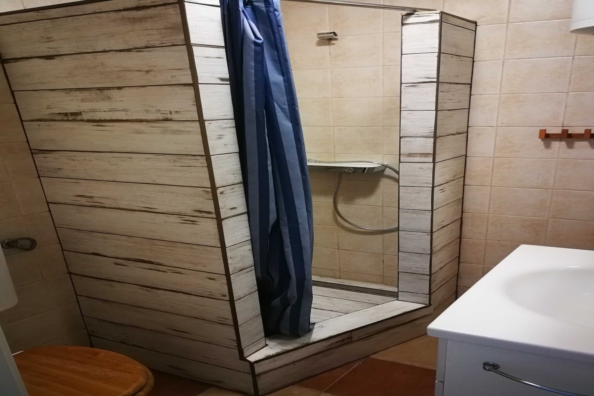 Two-Bedroom Apartment (A2-Luna)-Badezimmer
