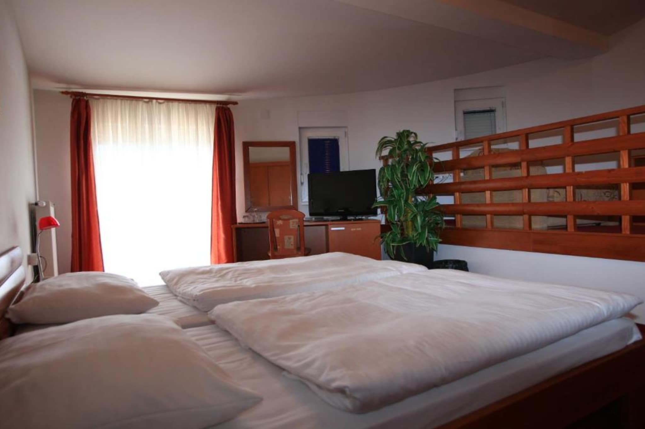 Hotel Orion - Triple Room with Mountain View-Slaapkamer