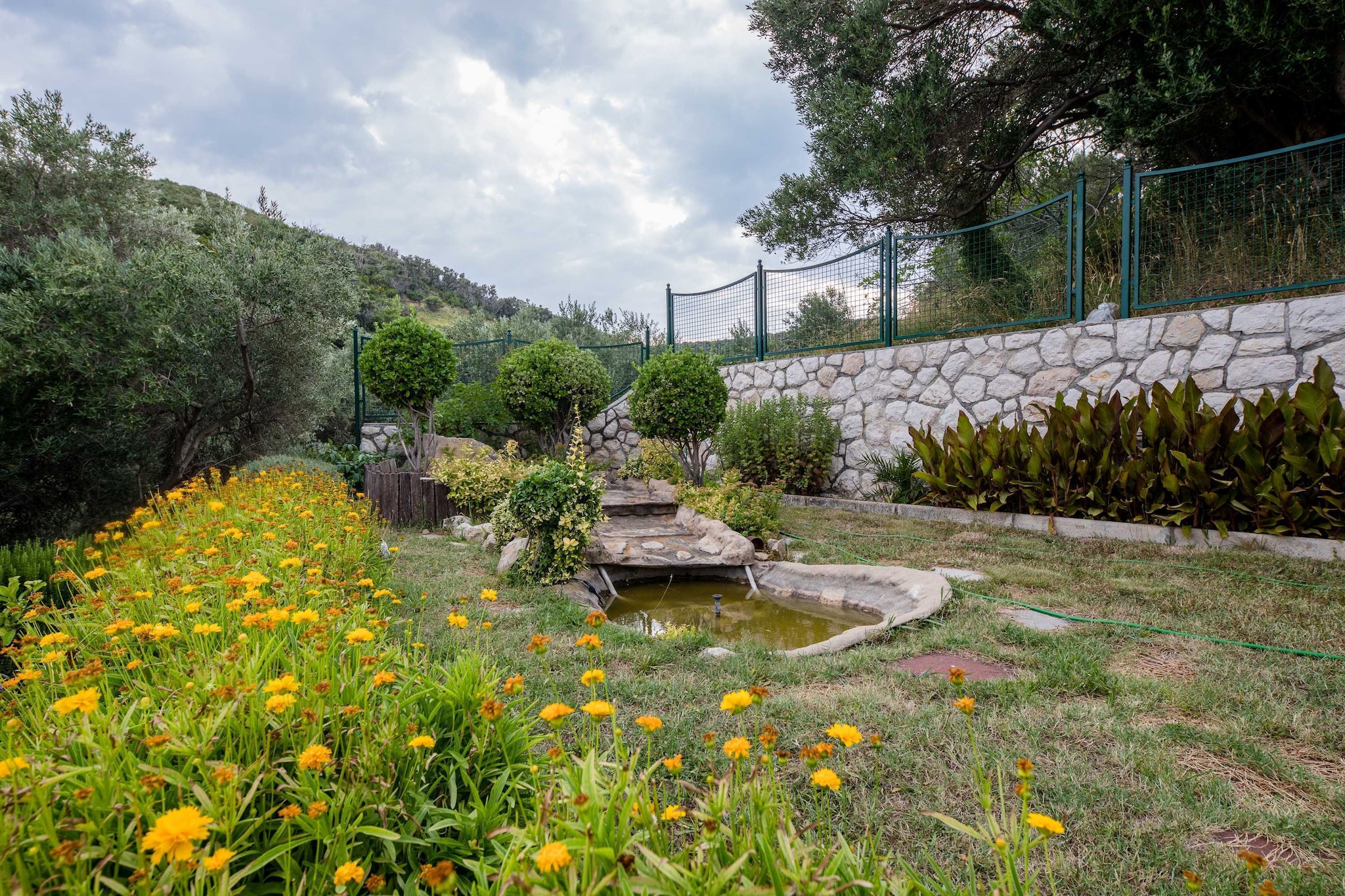 Guest House Villa Anggela - Triple room with Balcony and Garden View (Br.5)-Buitenlucht