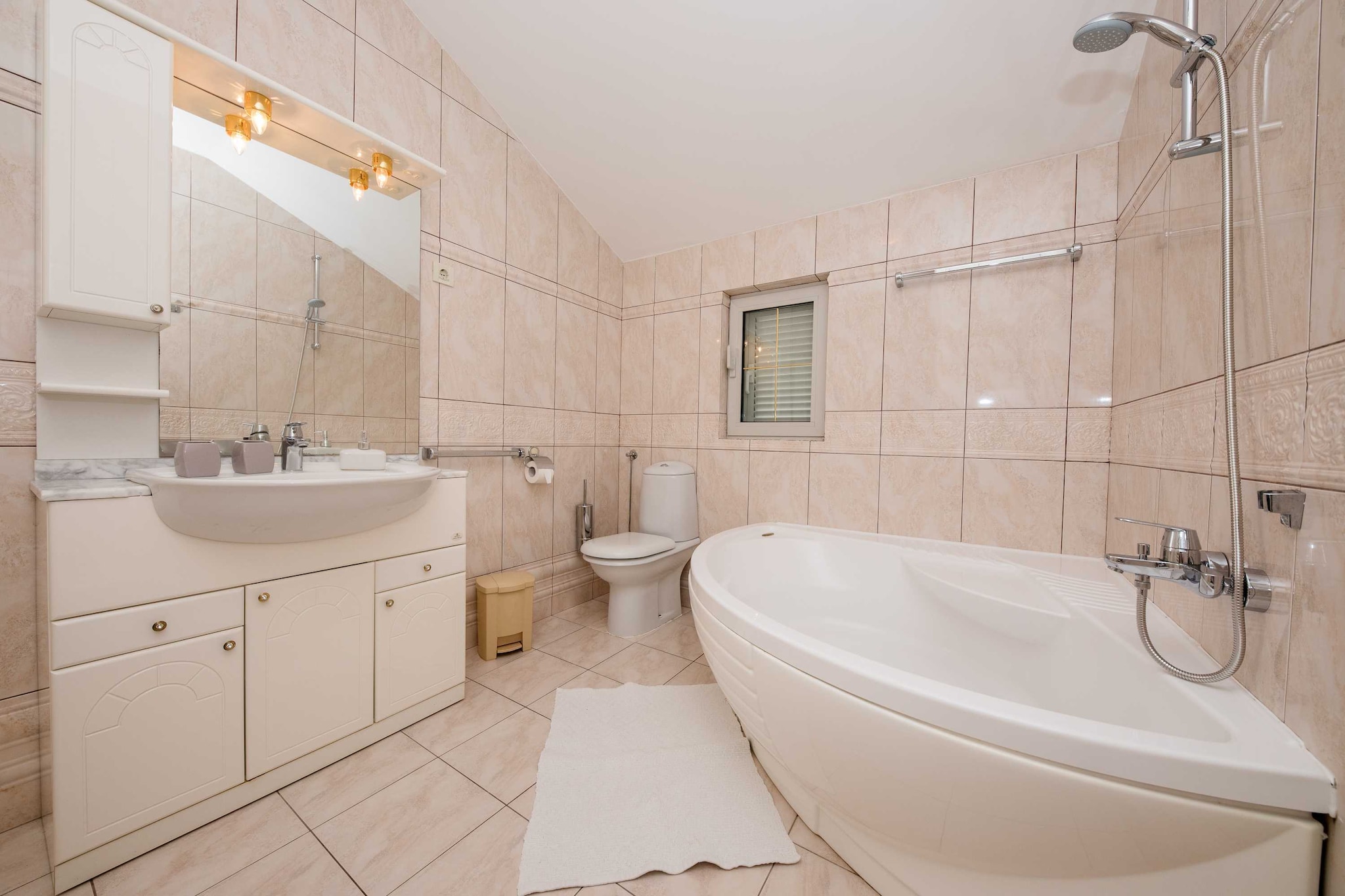 Guest House Villa Anggela - Two Bedroom Apartment with Balcony and Sea View-Salle de bain