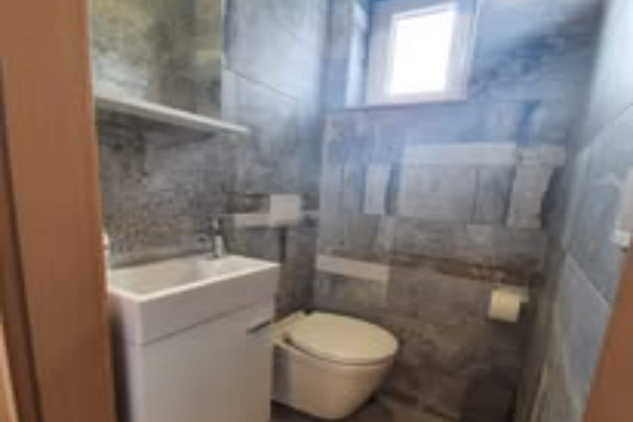 Villa Cerina - Three Bedorom Villa with Outdoor Swimming Pool-Badkamer
