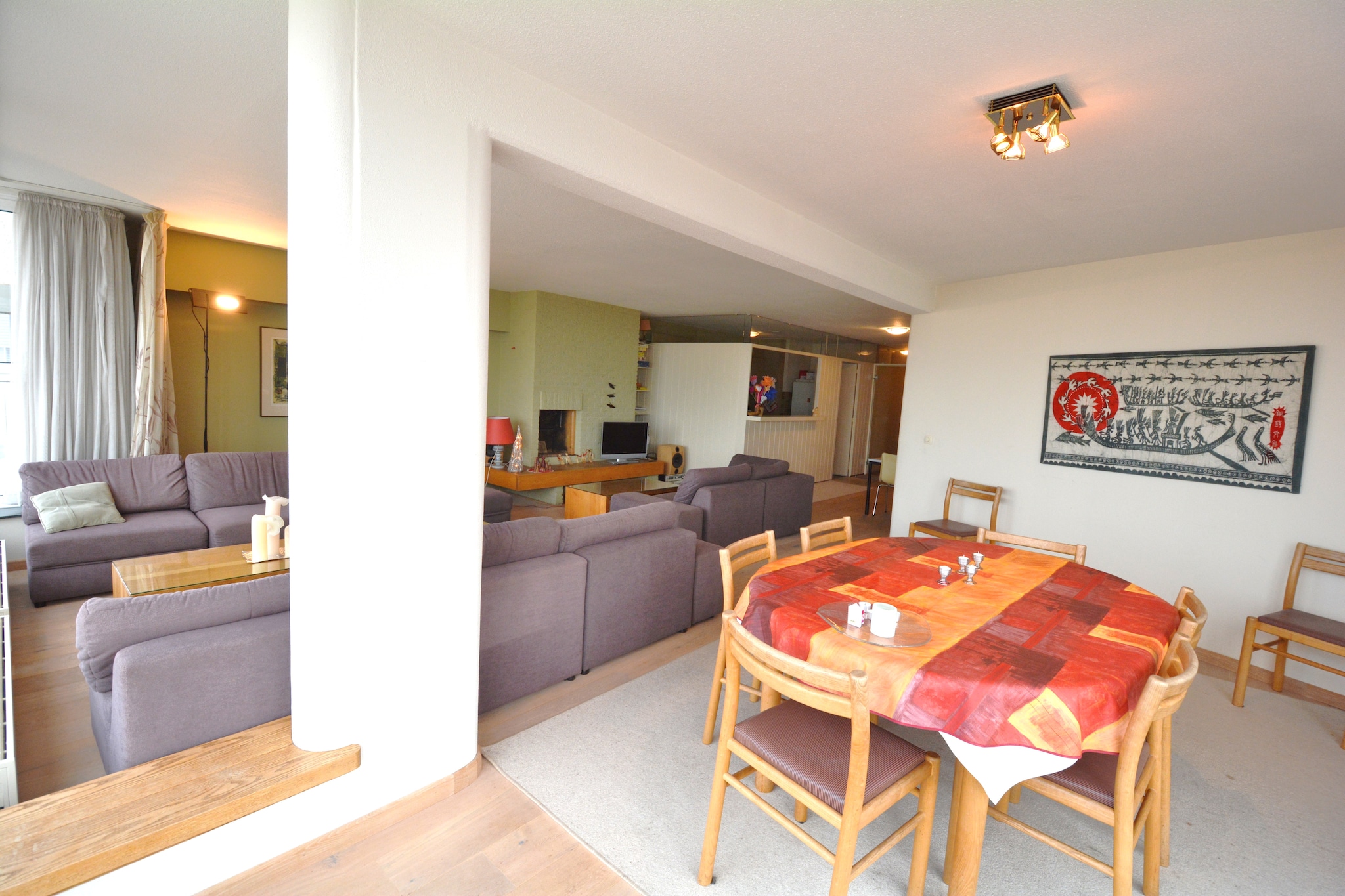 Discover the charm of this spacious corner apartment located near the sailing club, offering an abundance of natural light and stunning sea views. This well-appointed retreat is designed for comfort and relaxation, making it the perfect getaway for families or groups of friends. With three generously sized bedrooms, including one with an en-suite bathroom, this apartment is ideal for guests seeking both privacy and convenience.

The apartment's inviting living room is a perfect space to unwind and enjoy quality time together, complete with a television for entertainment. The modern kitchen comes fully equipped with a dishwasher, making meal preparation and cleanup a breeze. Each of the three bedrooms features a comfortable double bed, ensuring restful nights and accommodating your guests with ease.

Two well-designed bathrooms enhance the functionality of this apartment; one offers a soothing bathtub, while the second features a convenient shower cubicle. Additionally, the property includes bicycle storage, perfect for those looking to explore the beautiful coastal area by bike. This spacious corner apartment combines bright interiors and picturesque views, making it a delightful retreat near the water.