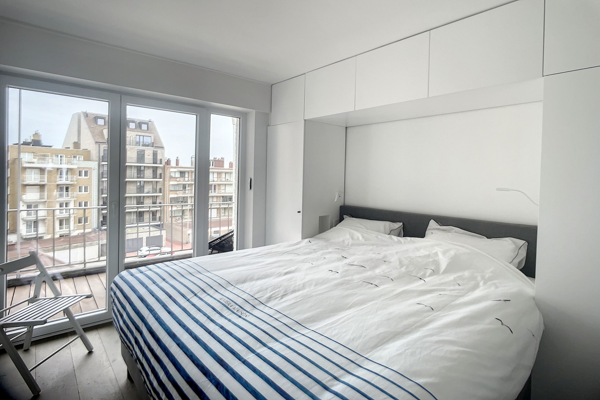 On the 4th floor: (Living room(TV, dining table, seating area), open kitchen(coffee machine, oven, microwave, dishwasher, fridge-freezer, electric hot plates), bedroom(double bed), bedroom(double bed), bedroom(bunk bed), bathroom(shower, washbasin), bathroom(shower, washbasin), toilet(toilet))\n\nwashing machine, bicycle storage, lift