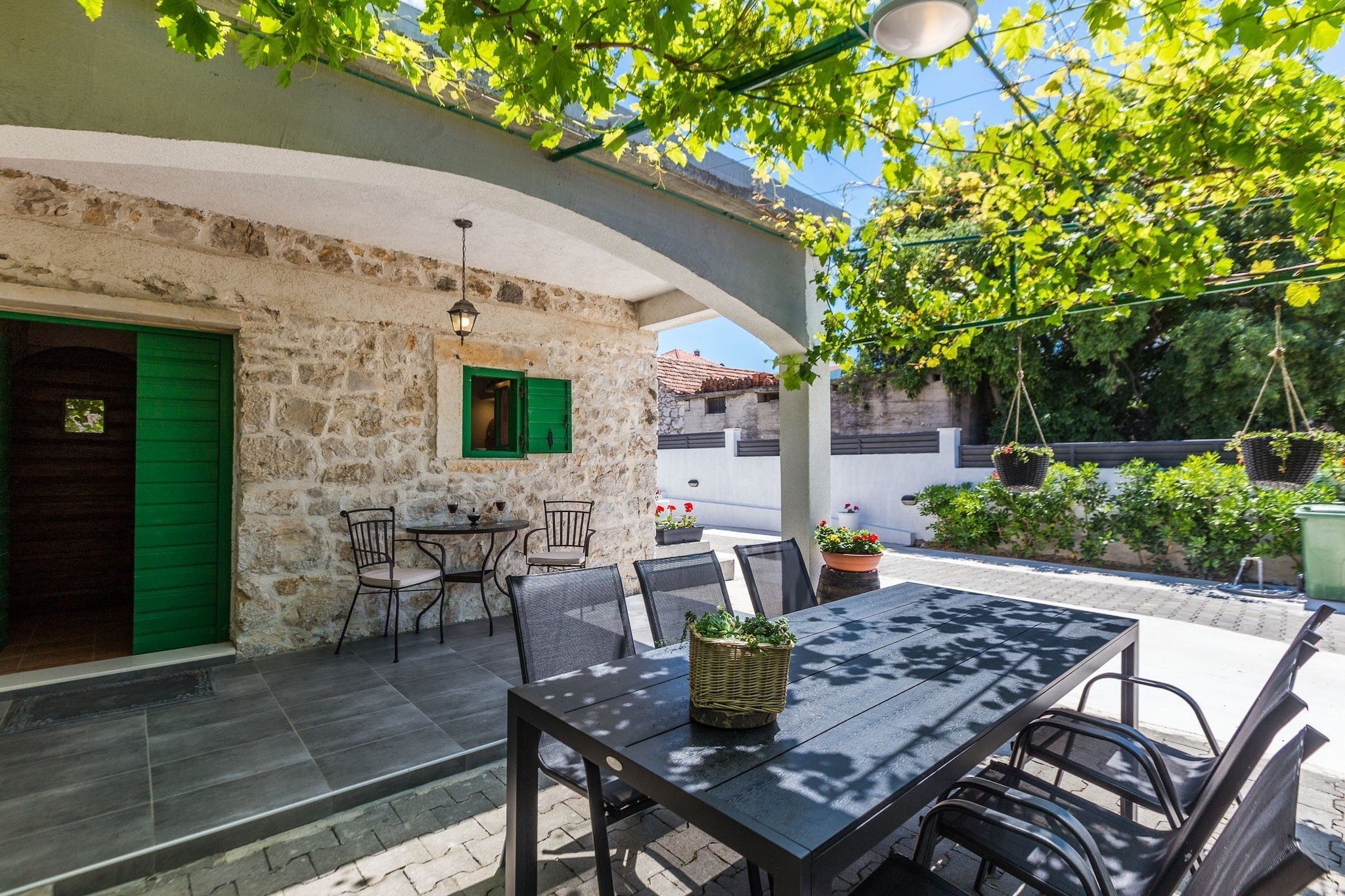 Charming Retreat with Lush Garden, BBQ & Sunlit Terrace Near Bibinje Beaches - Three Bedroom Holiday Home-Buitenlucht