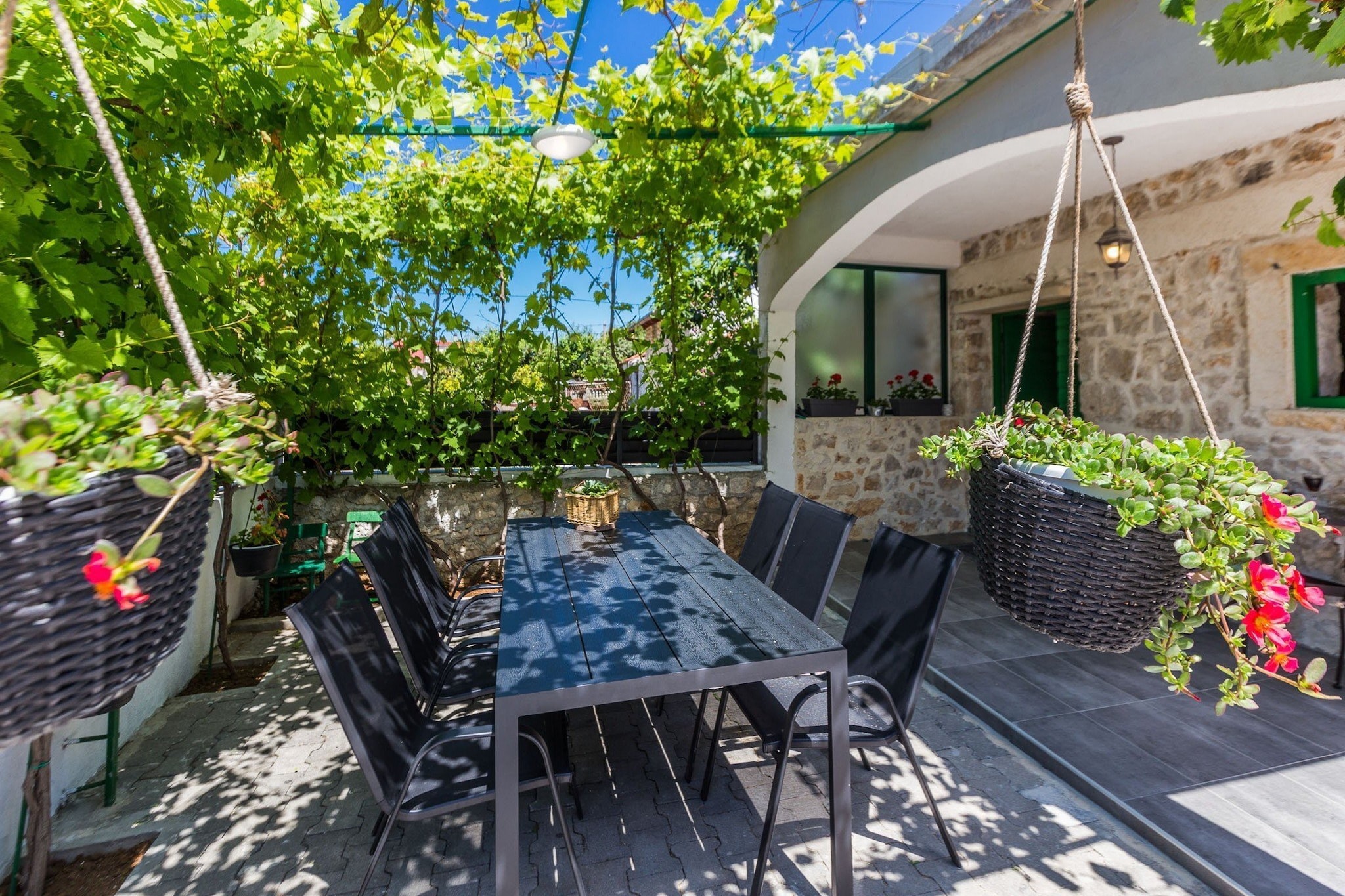 Charming Retreat with Lush Garden, BBQ & Sunlit Terrace Near Bibinje Beaches - Three Bedroom Holiday Home-Buitenlucht