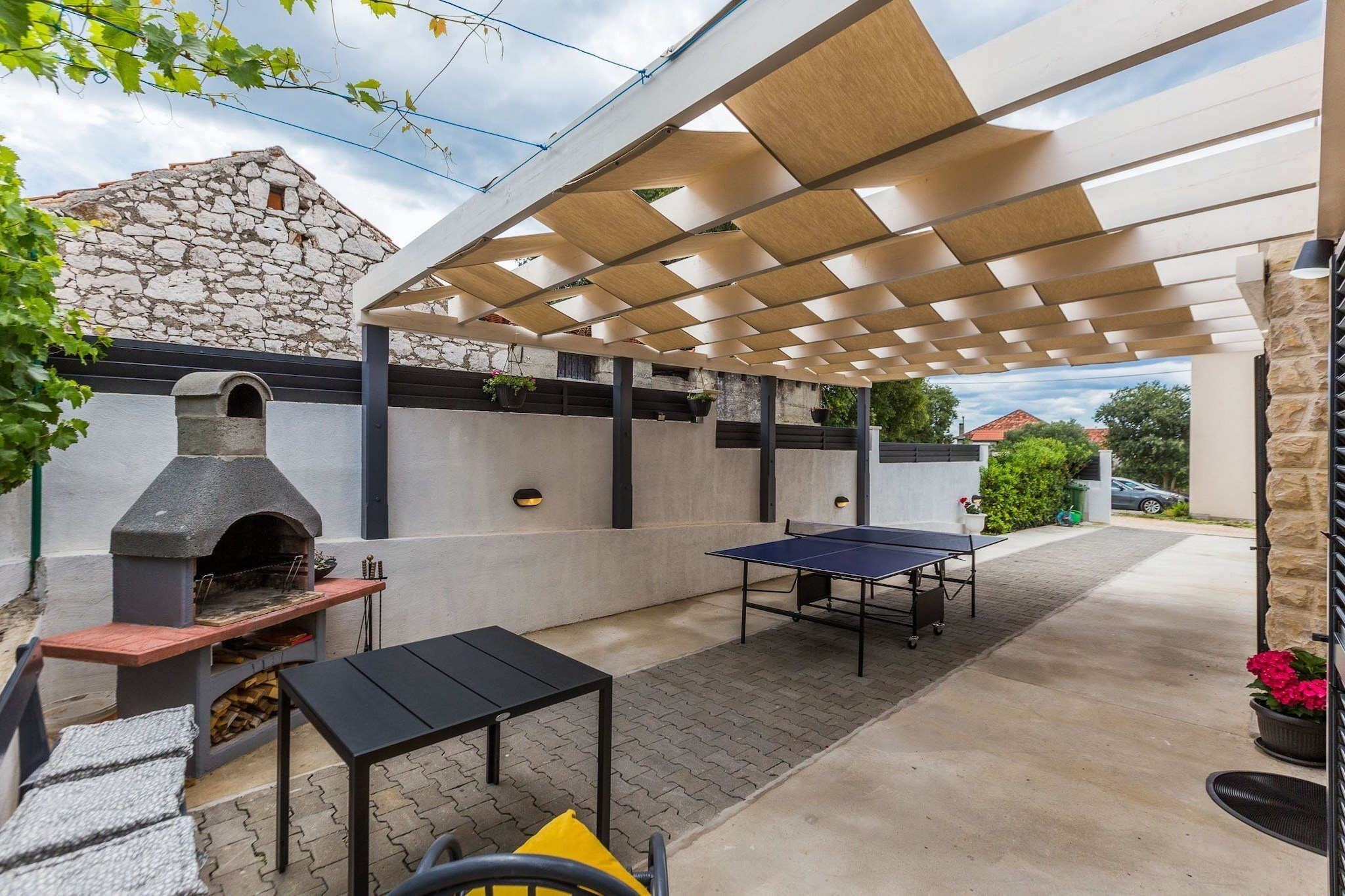 Charming Retreat with Lush Garden, BBQ & Sunlit Terrace Near Bibinje Beaches - Three Bedroom Holiday Home-Buitenlucht