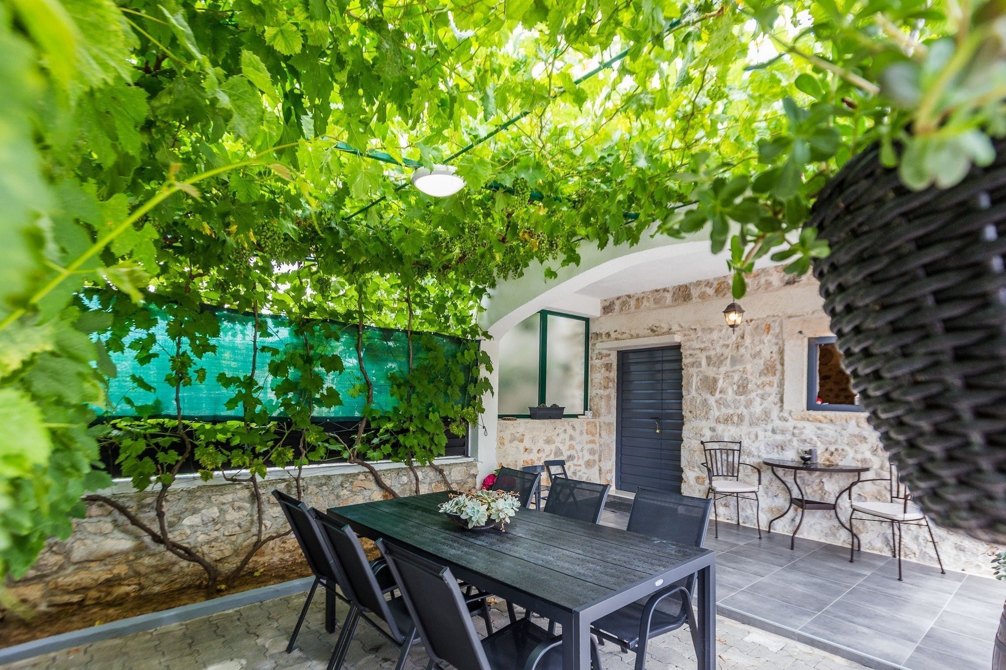 Charming Retreat with Lush Garden, BBQ & Sunlit Terrace Near Bibinje Beaches - Three Bedroom Holiday Home-Buitenlucht