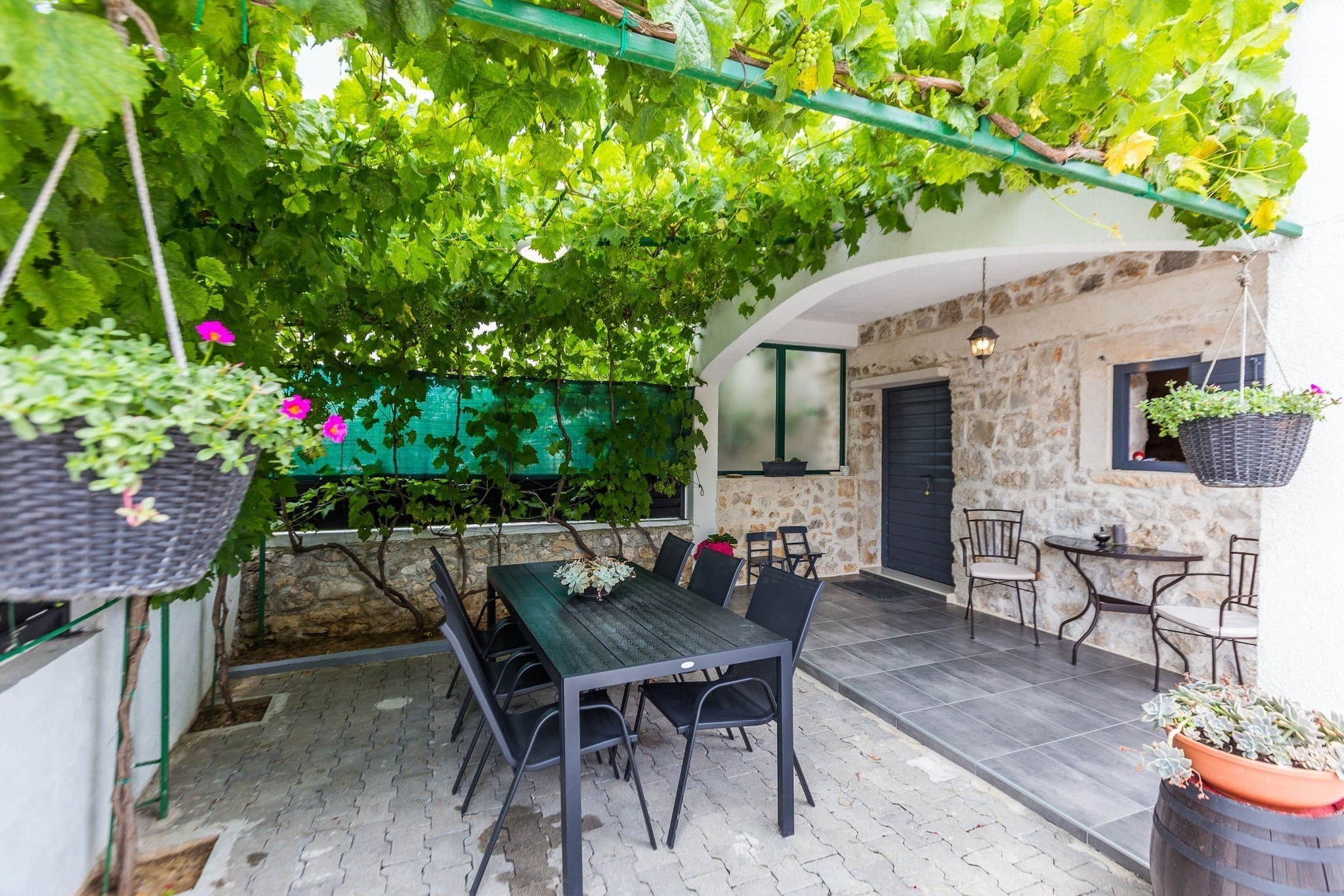 Charming Retreat with Lush Garden, BBQ & Sunlit Terrace Near Bibinje Beaches - Three Bedroom Holiday Home-Buitenlucht