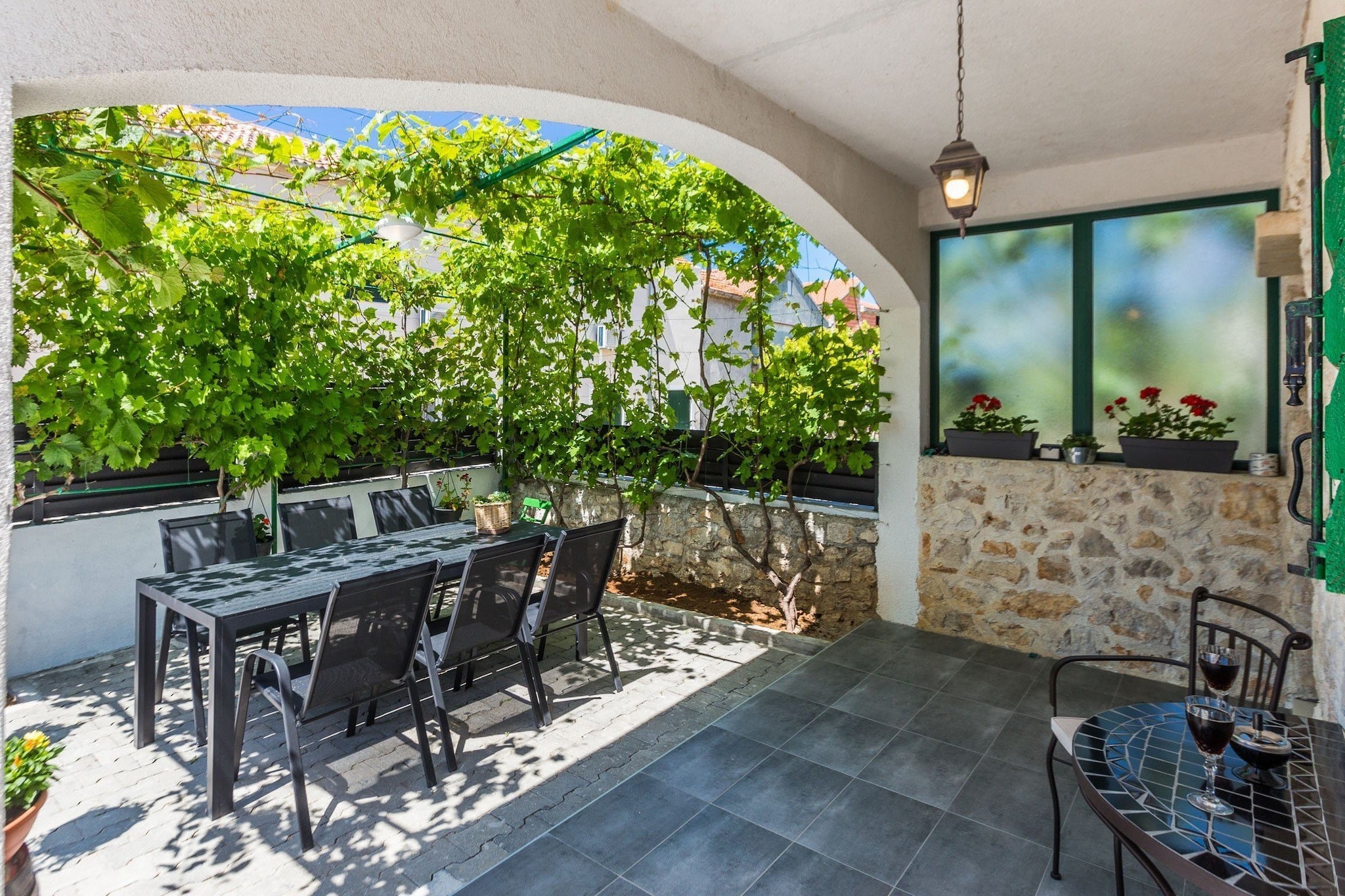 Charming Retreat with Lush Garden, BBQ & Sunlit Terrace Near Bibinje Beaches - Three Bedroom Holiday Home-Buitenlucht