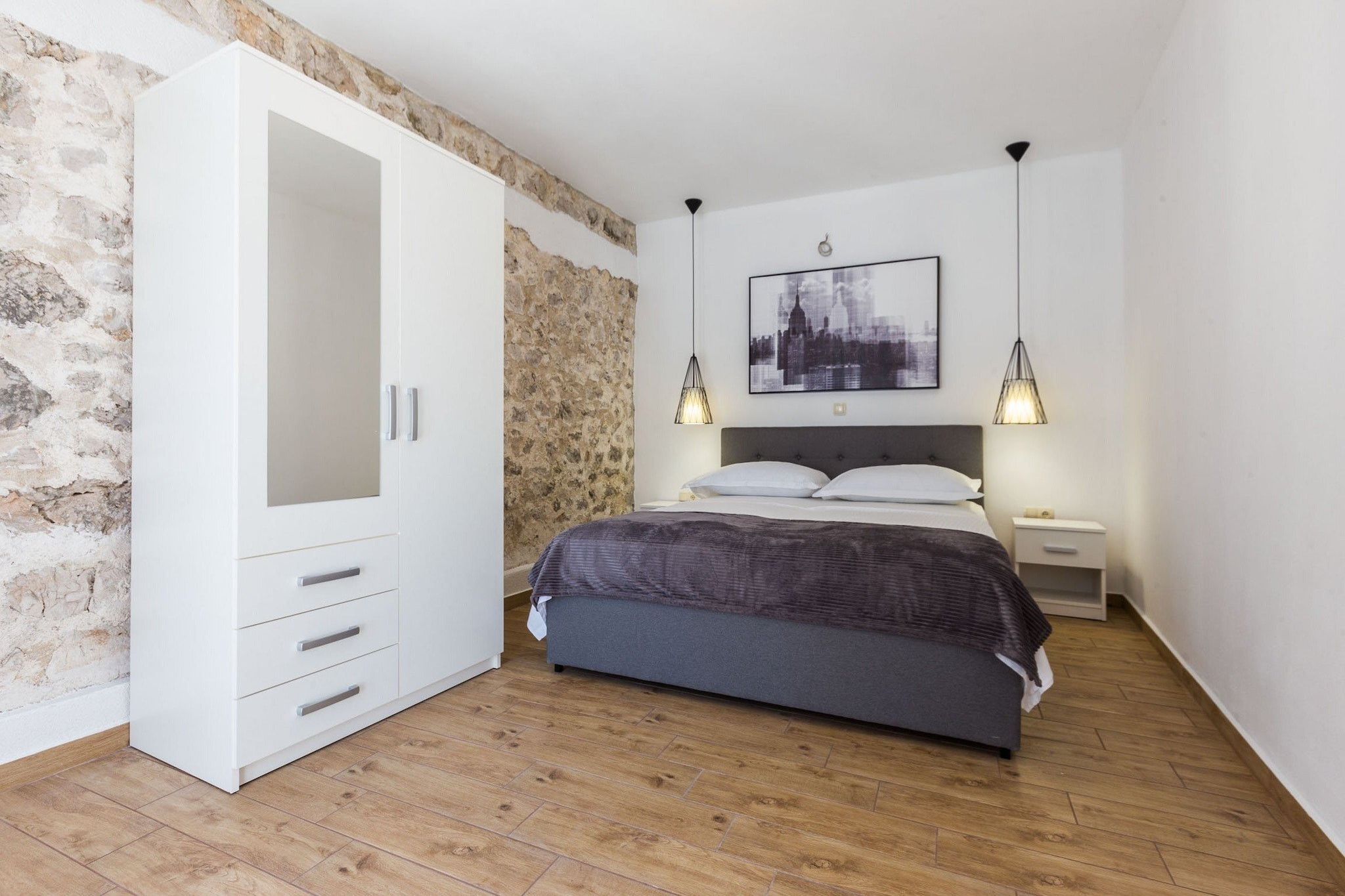 Charming Retreat with Lush Garden, BBQ & Sunlit Terrace Near Bibinje Beaches - Three Bedroom Holiday Home-Slaapkamer