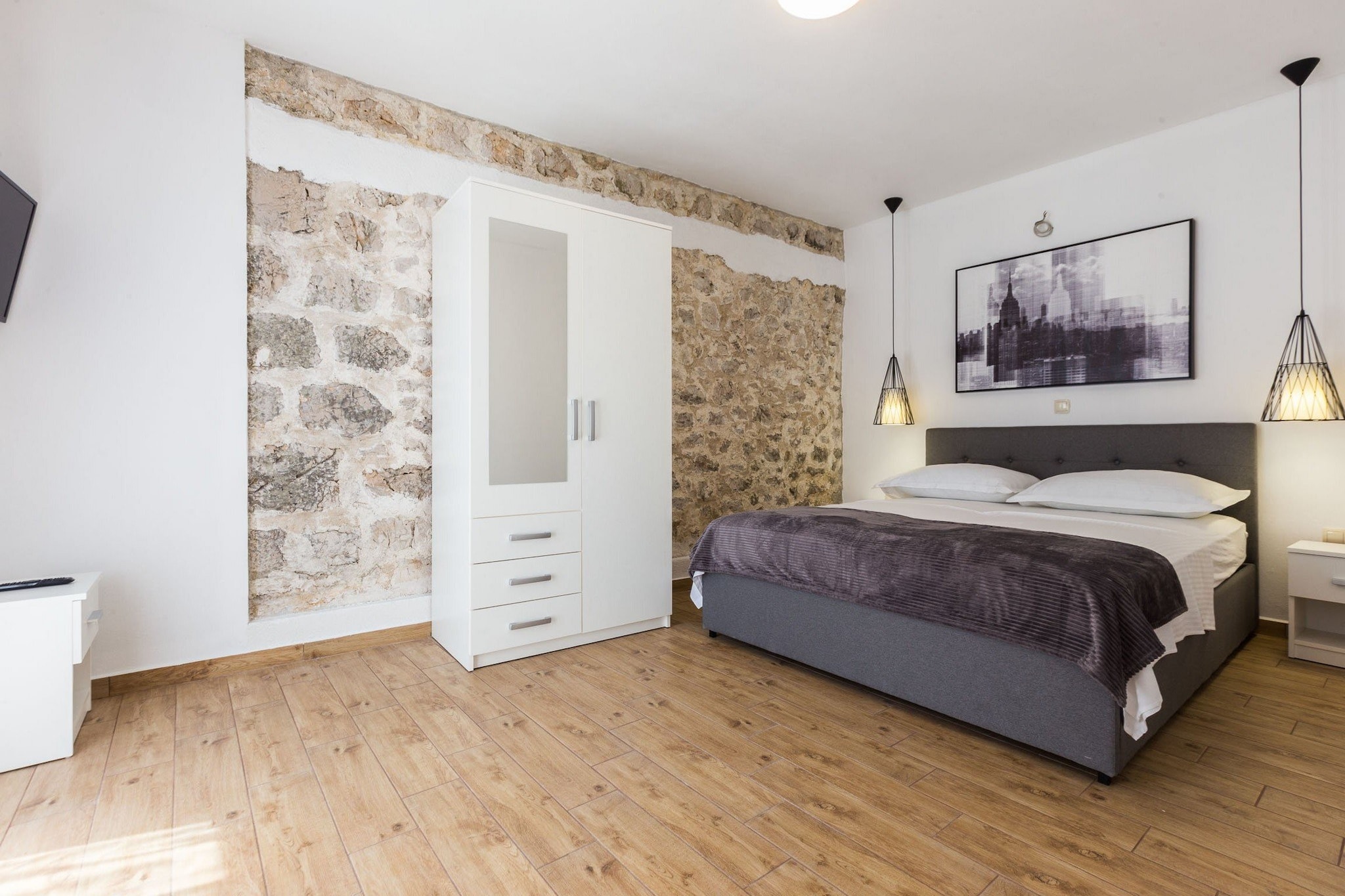 Charming Retreat with Lush Garden, BBQ & Sunlit Terrace Near Bibinje Beaches - Three Bedroom Holiday Home-Slaapkamer
