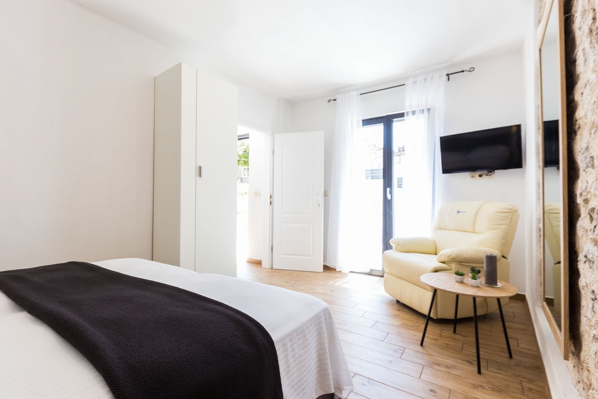 Charming Retreat with Lush Garden, BBQ & Sunlit Terrace Near Bibinje Beaches - Three Bedroom Holiday Home-Slaapkamer