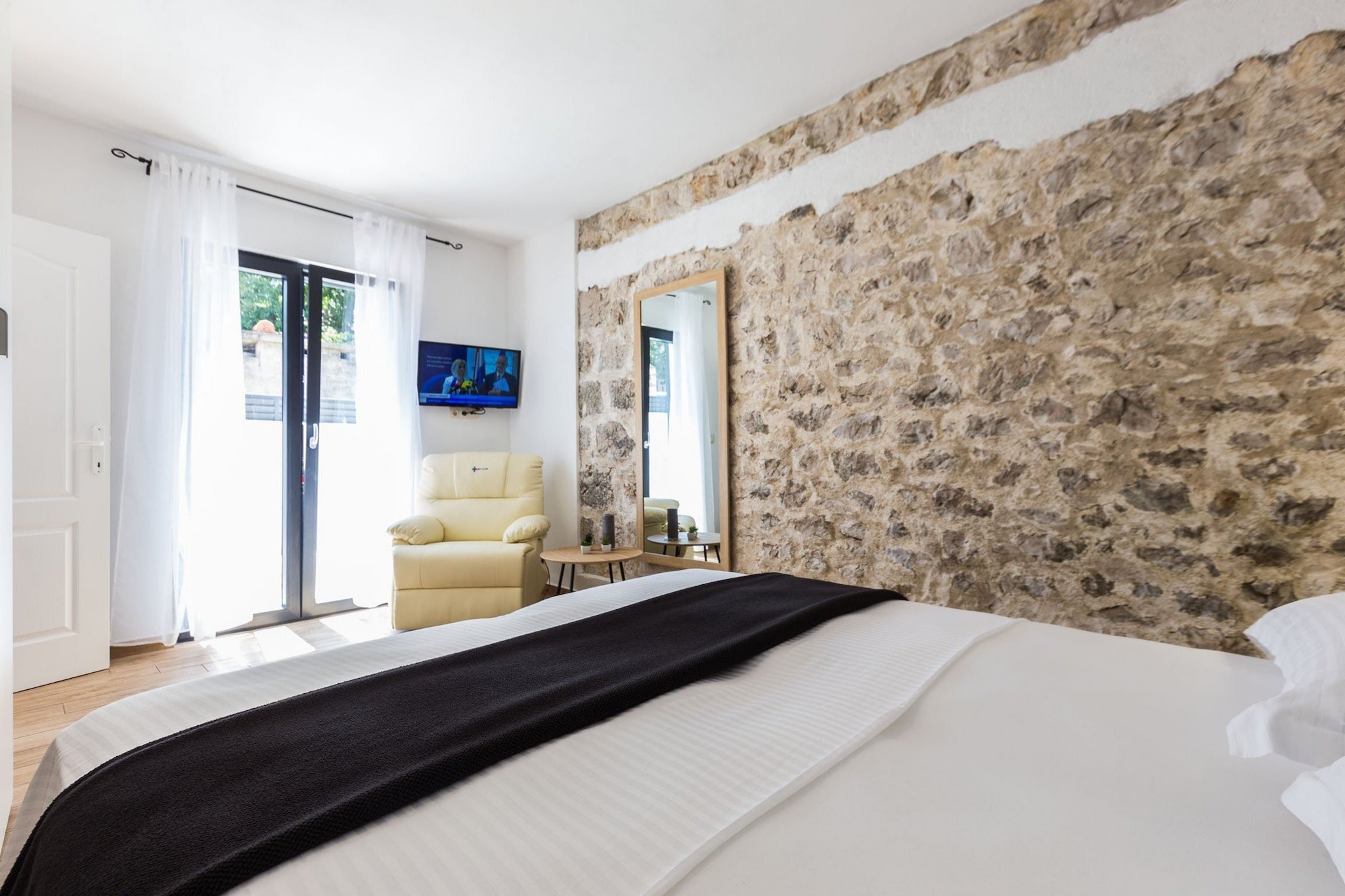 Charming Retreat with Lush Garden, BBQ & Sunlit Terrace Near Bibinje Beaches - Three Bedroom Holiday Home-Slaapkamer