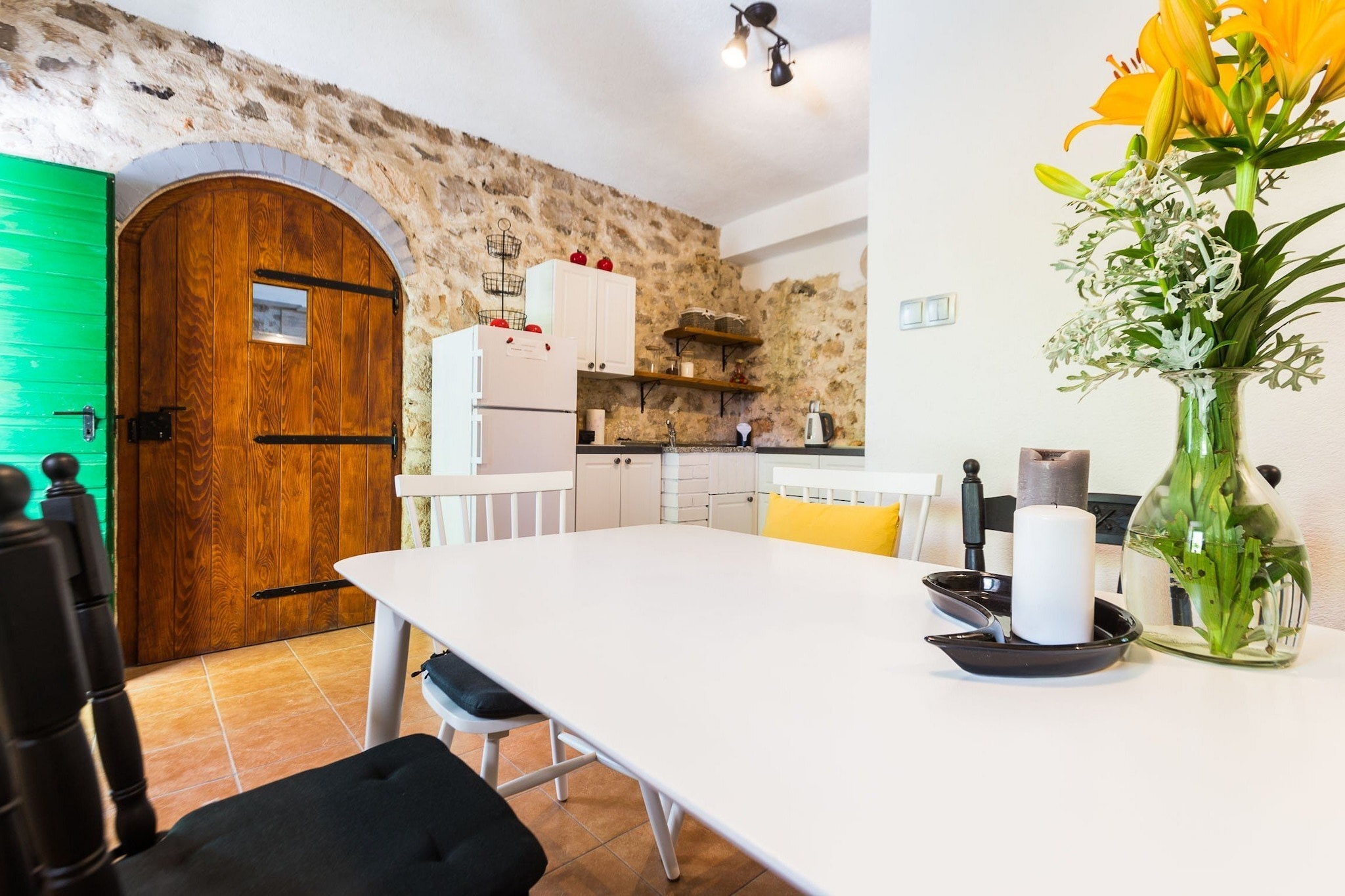 Charming Retreat with Lush Garden, BBQ & Sunlit Terrace Near Bibinje Beaches - Three Bedroom Holiday Home-Keuken