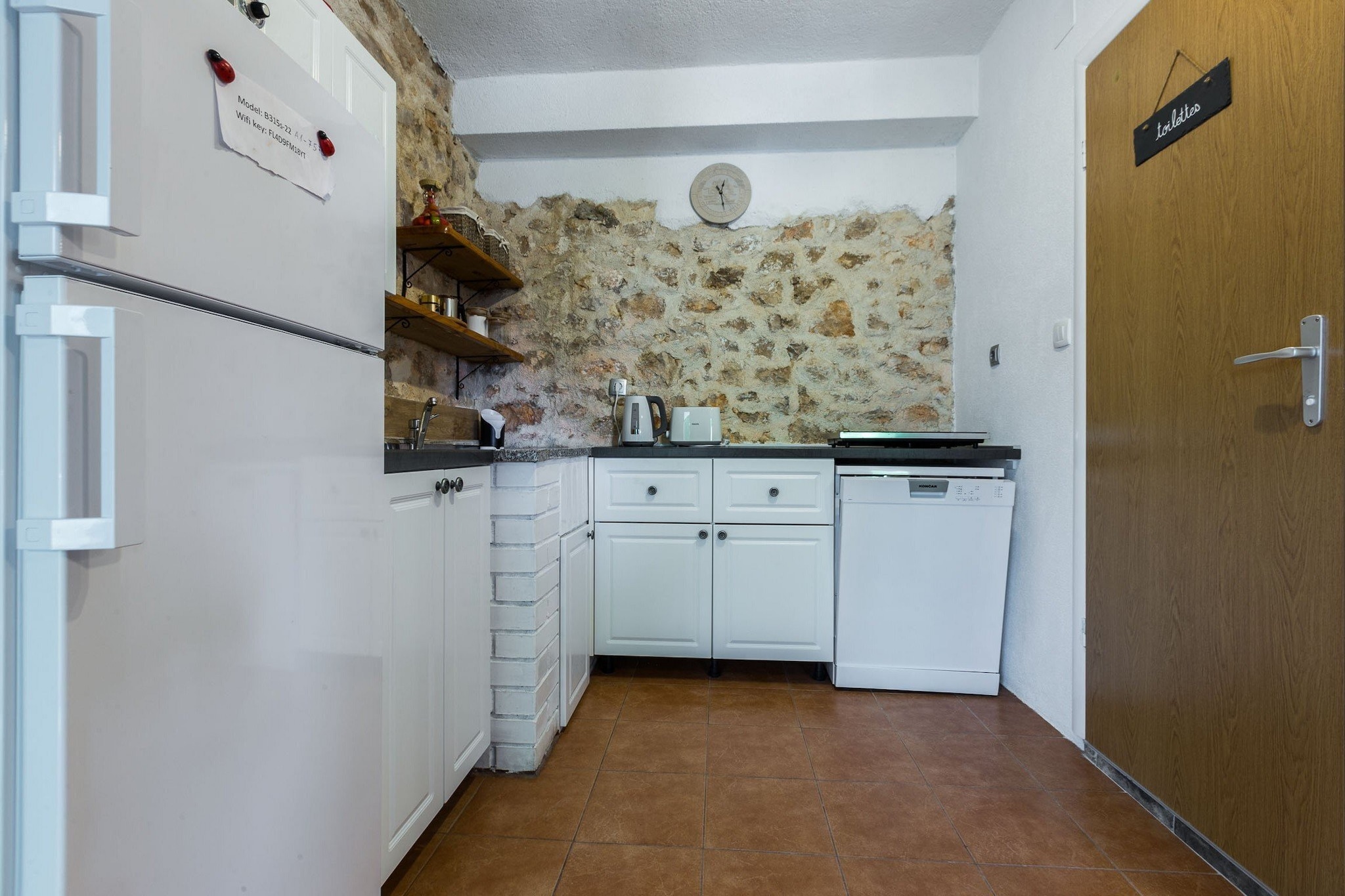 Charming Retreat with Lush Garden, BBQ & Sunlit Terrace Near Bibinje Beaches - Three Bedroom Holiday Home-Keuken