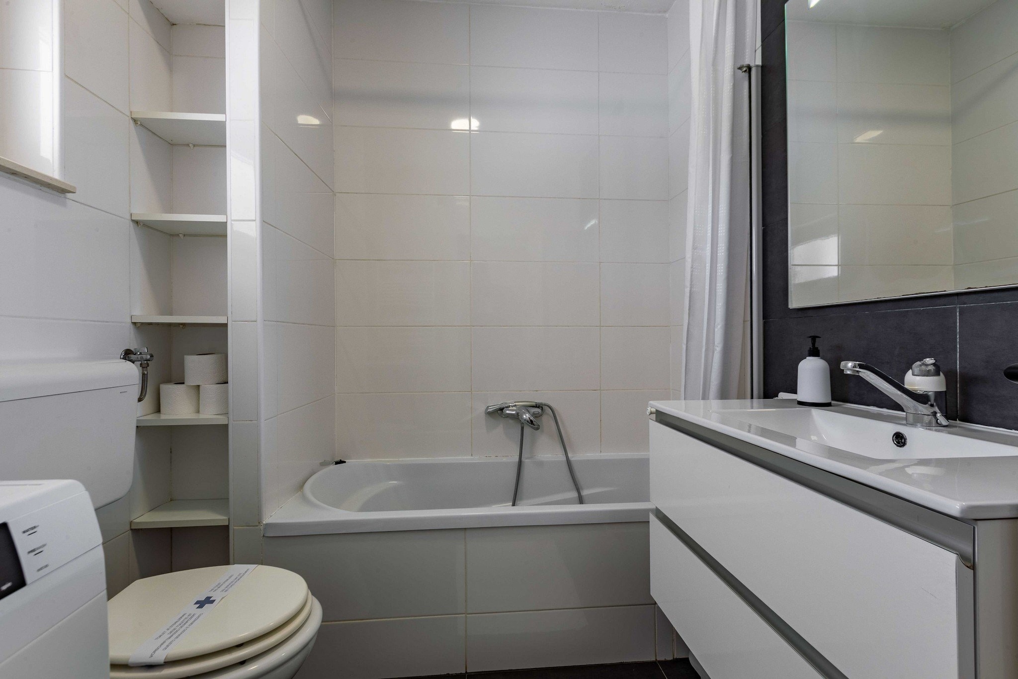 Serene Escape near Zadar with Private Pool & Charming Outdoor Oasis - Two Bedroom Holiday Home-Badkamer