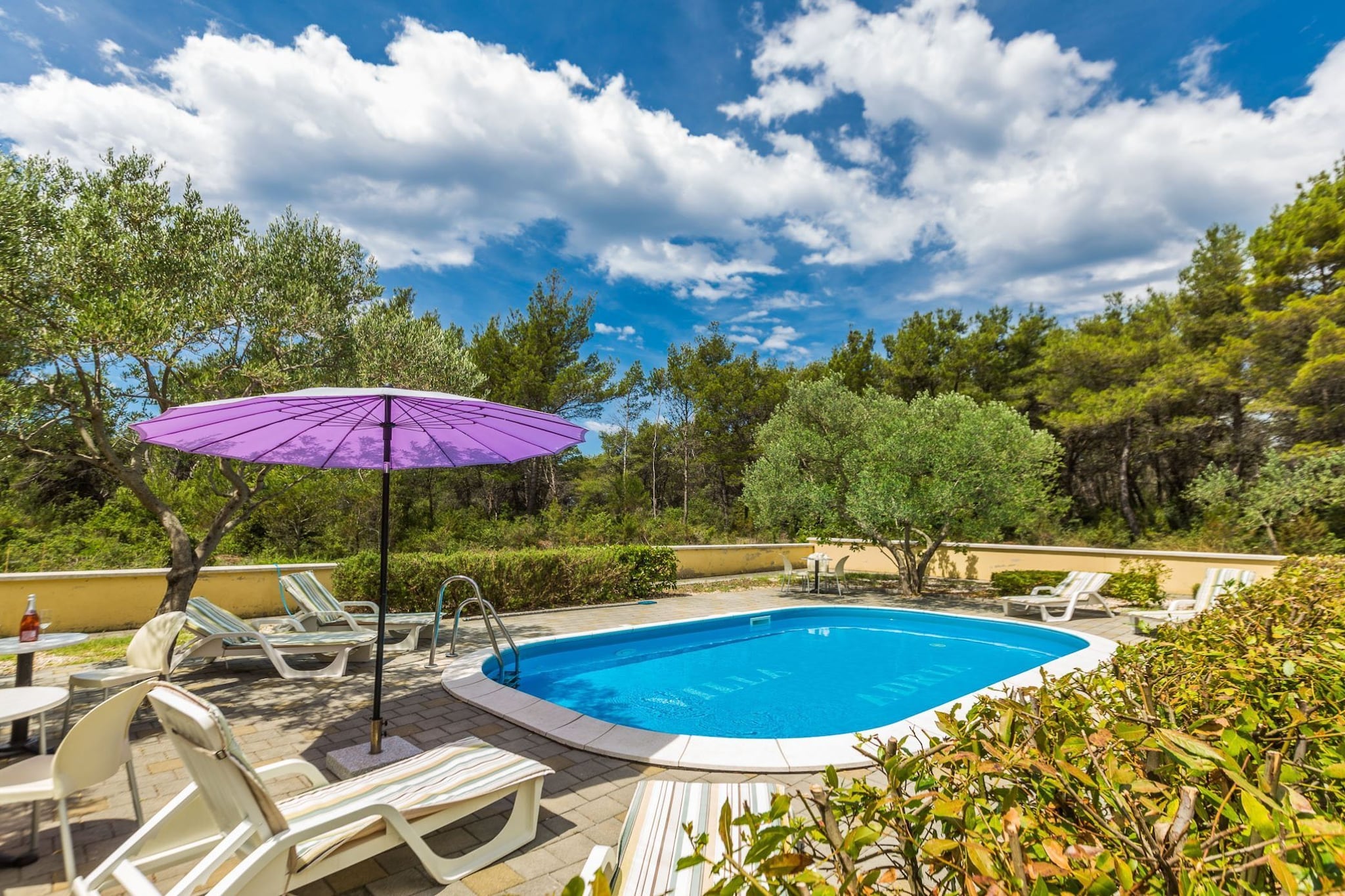 Elegant and Lavish Leisure Apartments Zadar with Outdoor Pool - Classic Two Bedroom Apartment with Terrace (owner Olive)-Zwembad