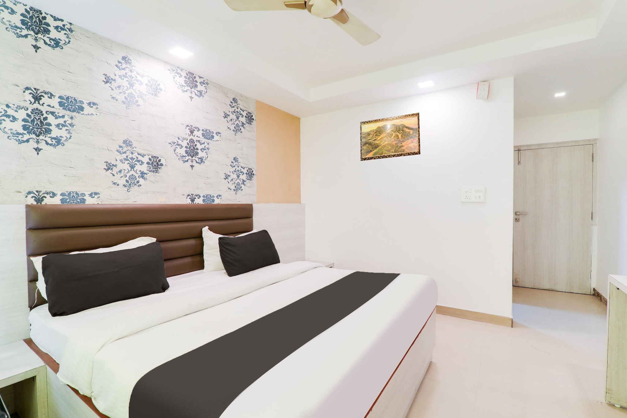 Situated in Bareilly, Uttar Pradesh region, Super Collection O Civil Lines Near Old Bus Stand formerly Imperial is set 1.7 km from Bareilly Railway Station. With a shared lounge, the 4-star hotel has air-conditioned rooms with free WiFi, each with a private bathroom. The accommodation features room service, a 24-hour front desk and luggage storage for guests.
At the hotel, the rooms include a desk. All rooms at Super Collection O Civil Lines Near Old Bus Stand formerly Imperial are fitted with a seating area and a flat-screen TV with satellite channels.
Bareilly Airport is 10 km from the property.
Unmarried couples are warmly welcome at this property.
Guests with local ID proof are warmly welcome.
Early Check-In Policy: A full day’s room rate will be charged for check-ins before 6:00 AM. Complimentary early check-in is available between 6:00 AM and 10:00 AM, subject to room availability.
Check-in is only available to guests aged 18 and above. Please provide a government-issued ID to confirm your age.
