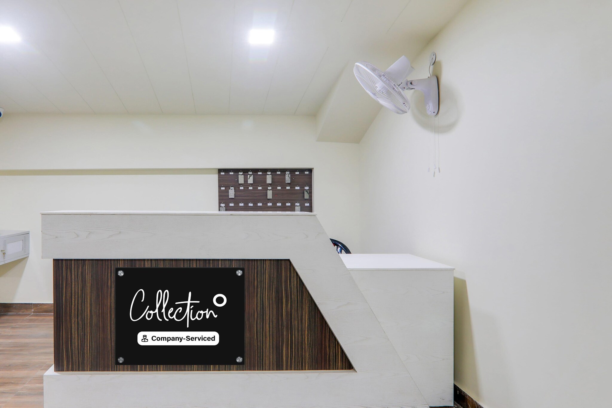 Ground floor: (bedroom(double bed, TV, seating area, air conditioning, Towels incl., telephone), bathroom(bathtub or shower, shower, washbasin, toilet, shampoo, body soap, hot water))