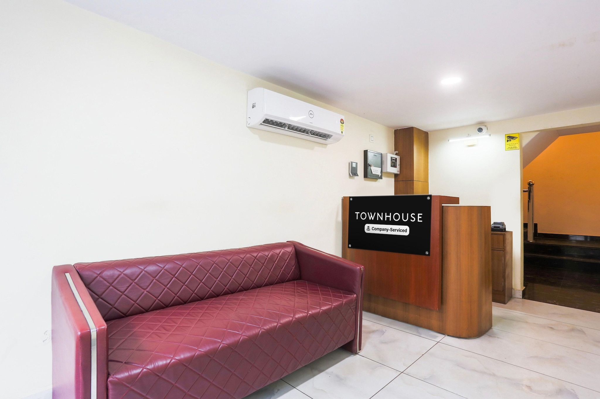 Ground floor: (bedroom(Parking, double bed, TV, seating area, air conditioning, Towels incl., telephone), bathroom(bathtub or shower, shower, washbasin, toilet, shampoo, body soap, hot water))