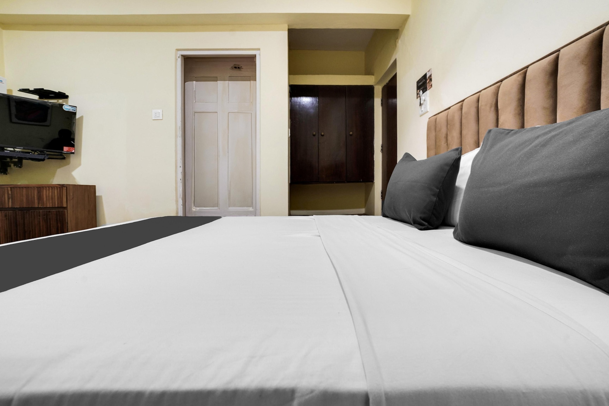 Set within less than 1 km of Calangute Beach and 8.3 km of Chapora Fort, Cozy Stays near Baga Beach Goa features rooms in Calangute. With a shared lounge, the 3-star hotel has air-conditioned rooms with free WiFi, each with a private bathroom. The accommodation offers room service and a 24-hour front desk for guests.

At the hotel, every room includes a desk. The units at Cozy Stays near Baga Beach Goa come with a seating area and a flat-screen TV with satellite channels.

Thivim railway station is 18 km from the accommodation, while Basilica Of Bom Jesus is 23 km away. Manohar Parrikar International Airport is 26 km from the property.

Unmarried couples are warmly welcome at this property.
Guests with local ID proof are warmly welcome.
Early Check-In Policy: A full dayâ€™s room rate will be charged for check-ins before 6:00 AM. Complimentary early check-in is available between 6:00 AM and 10:00 AM, subject to room availability.
Check-in is only available to guests aged 18 and above. Please provide a government-issued ID to confirmÂ yourÂ age.

