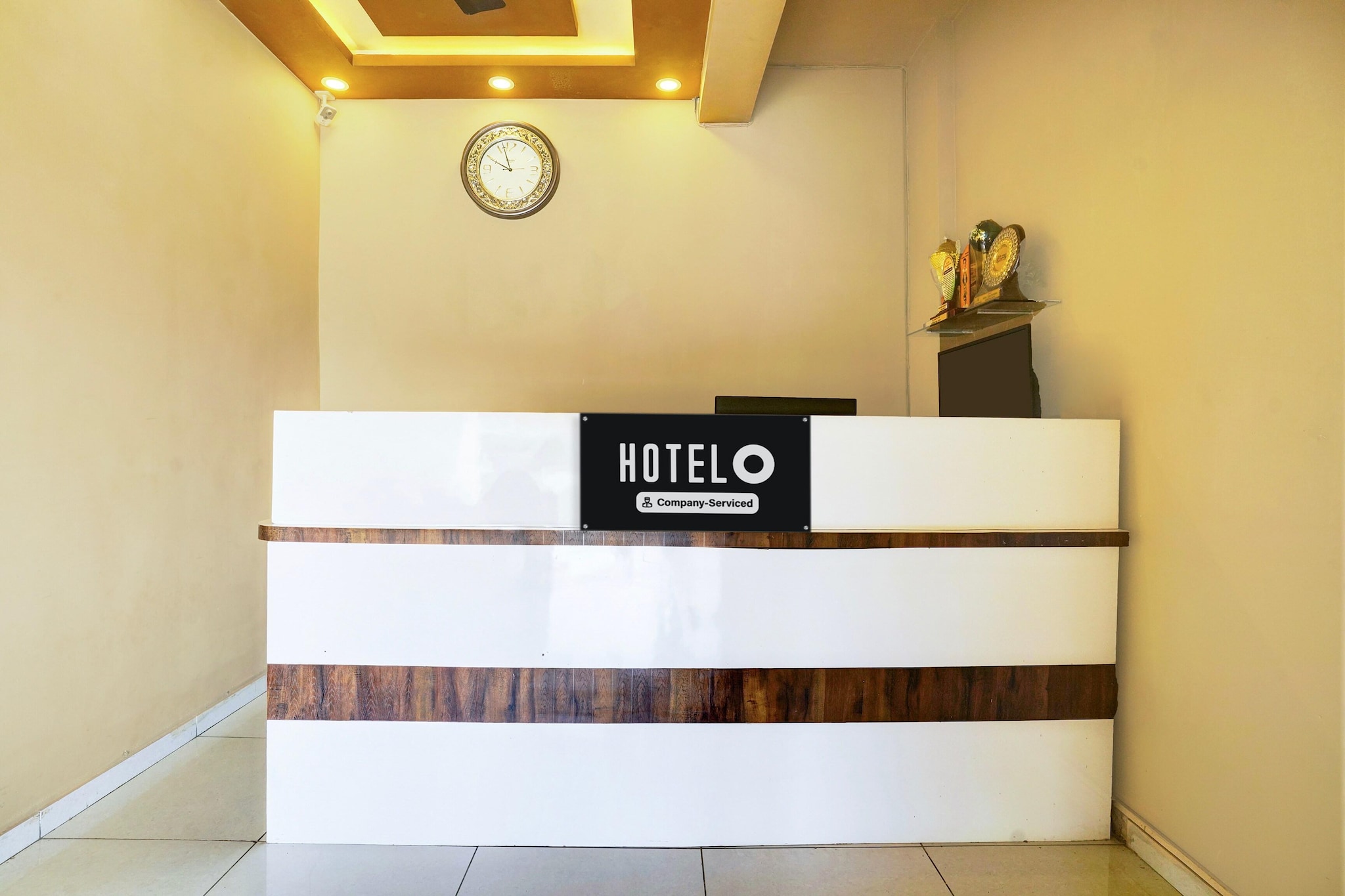 Ground floor: (bedroom(Parking, double bed, TV, seating area, air conditioning, Towels incl., Laundry Package incl., telephone), bathroom(bathtub or shower, shower, washbasin, toilet, shampoo, body soap, hot water))