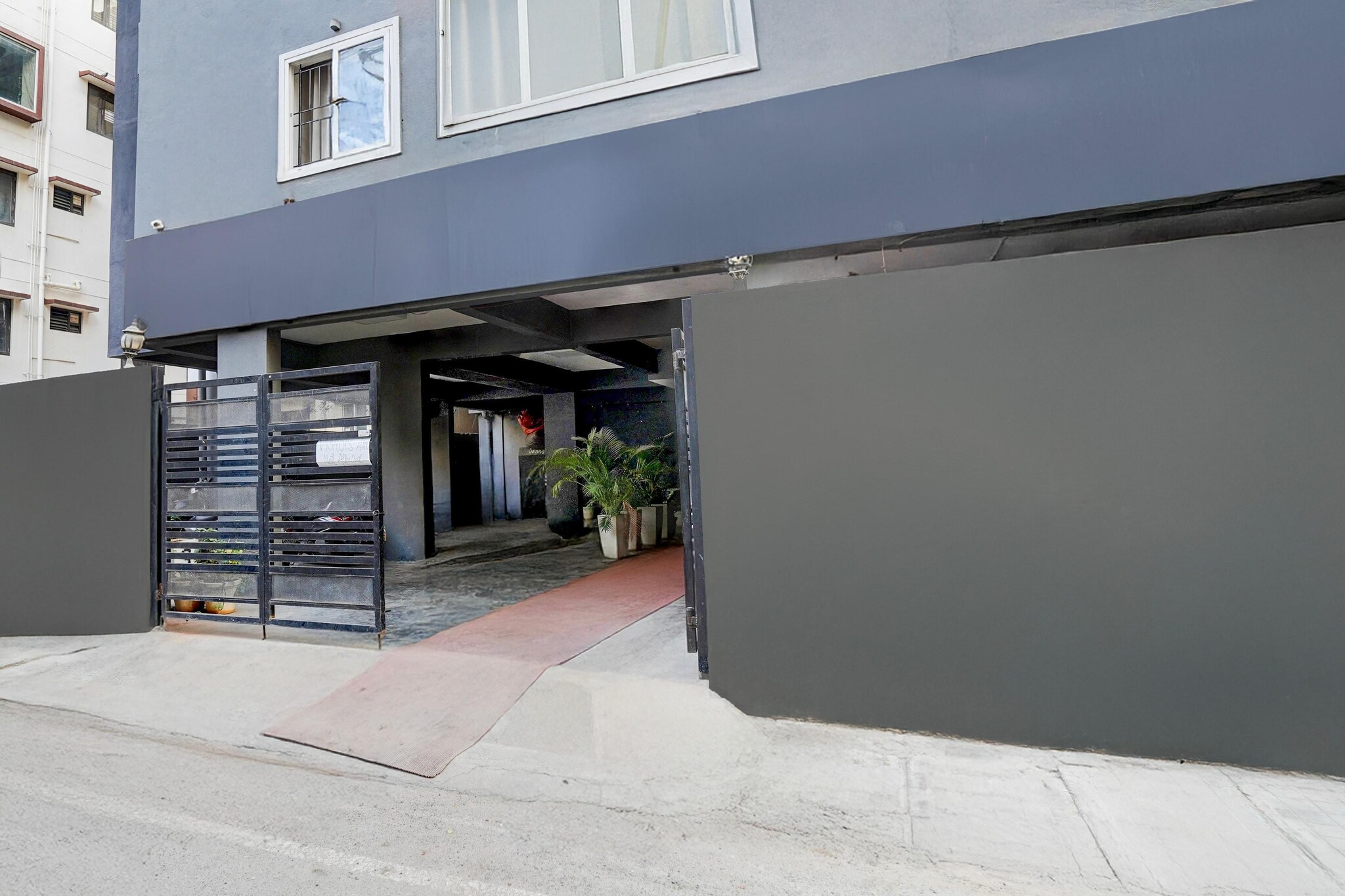 Ground floor: (bedroom(double bed, TV, seating area, air conditioning, Towels incl., telephone), bathroom(bathtub or shower, shower, washbasin, toilet, shampoo, body soap, hot water))