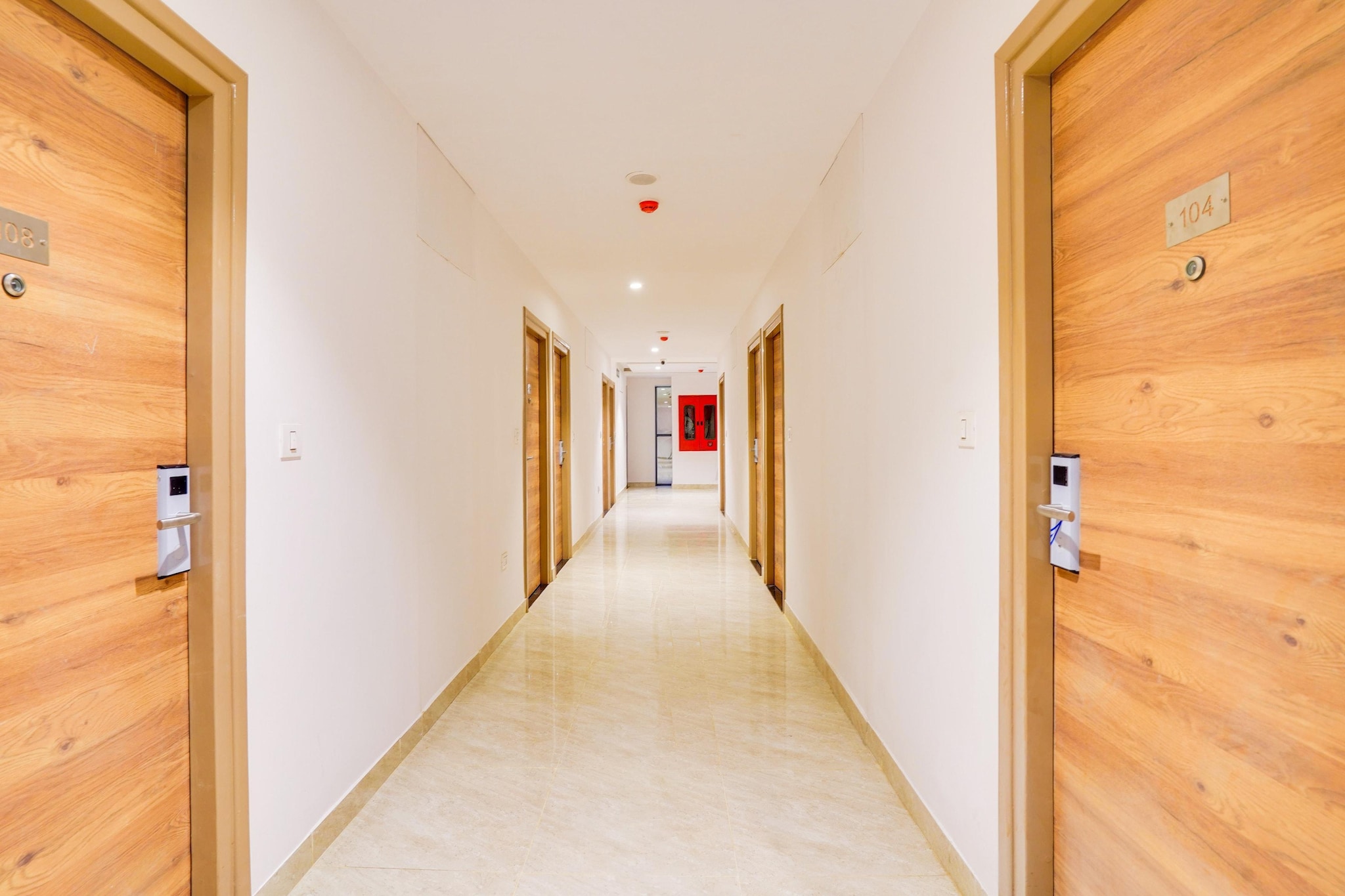 Ground floor: (bedroom(double bed, TV, seating area, air conditioning, Towels incl., telephone), bathroom(bathtub or shower, shower, washbasin, toilet, shampoo, body soap, hot water))