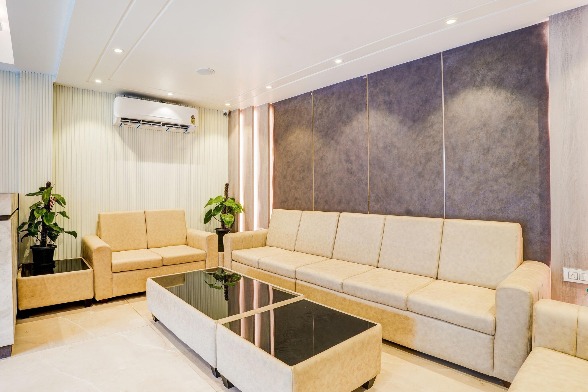 Ground floor: (bedroom(double bed, TV, seating area, air conditioning, Towels incl., telephone, Floor mattress), bathroom(bathtub or shower, shower, washbasin, toilet, shampoo, body soap, hot water))