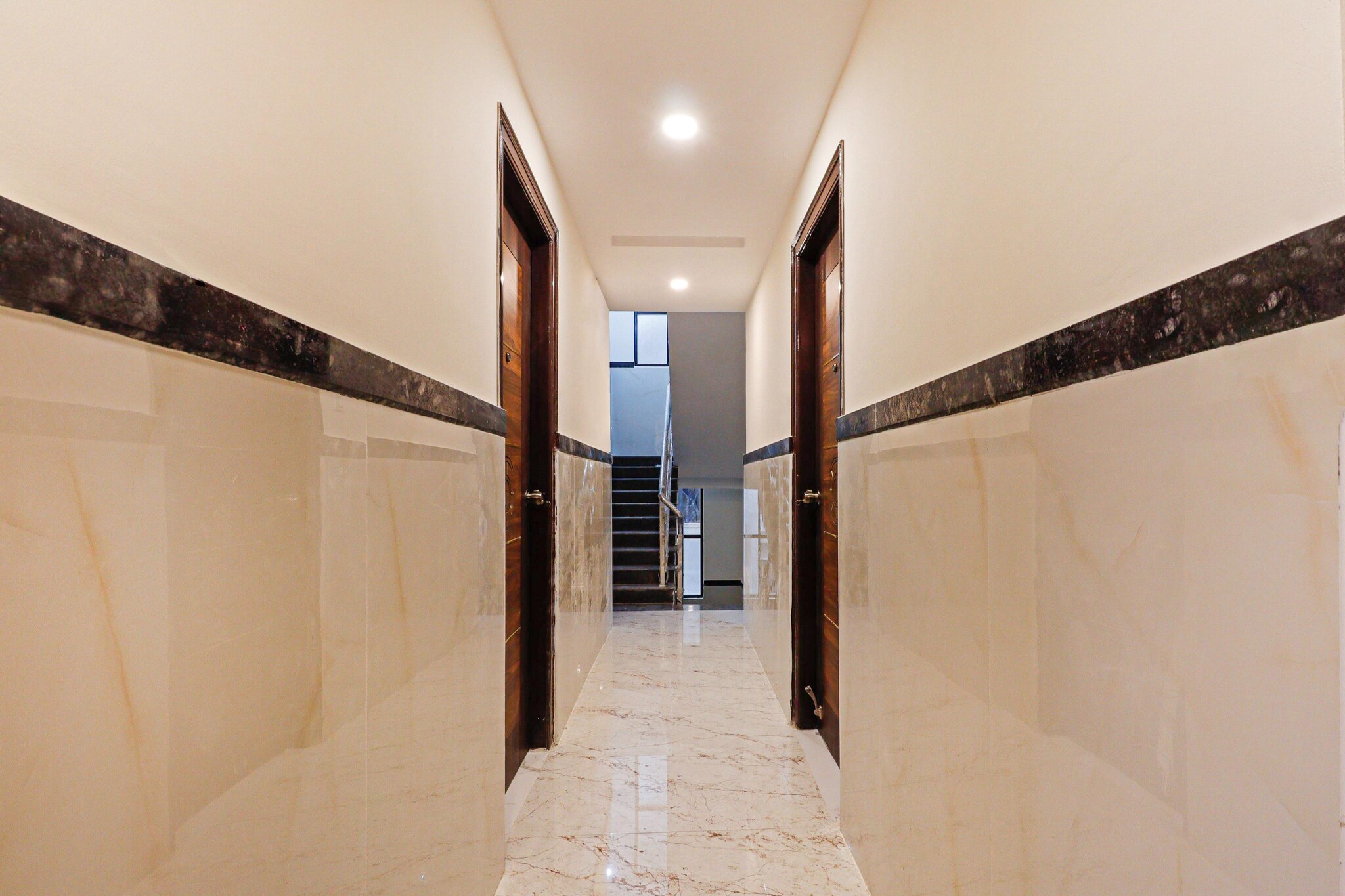 Ground floor: (bedroom(double bed, TV, seating area, air conditioning, Towels incl., telephone), bathroom(bathtub or shower, shower, washbasin, toilet, shampoo, body soap, hot water))