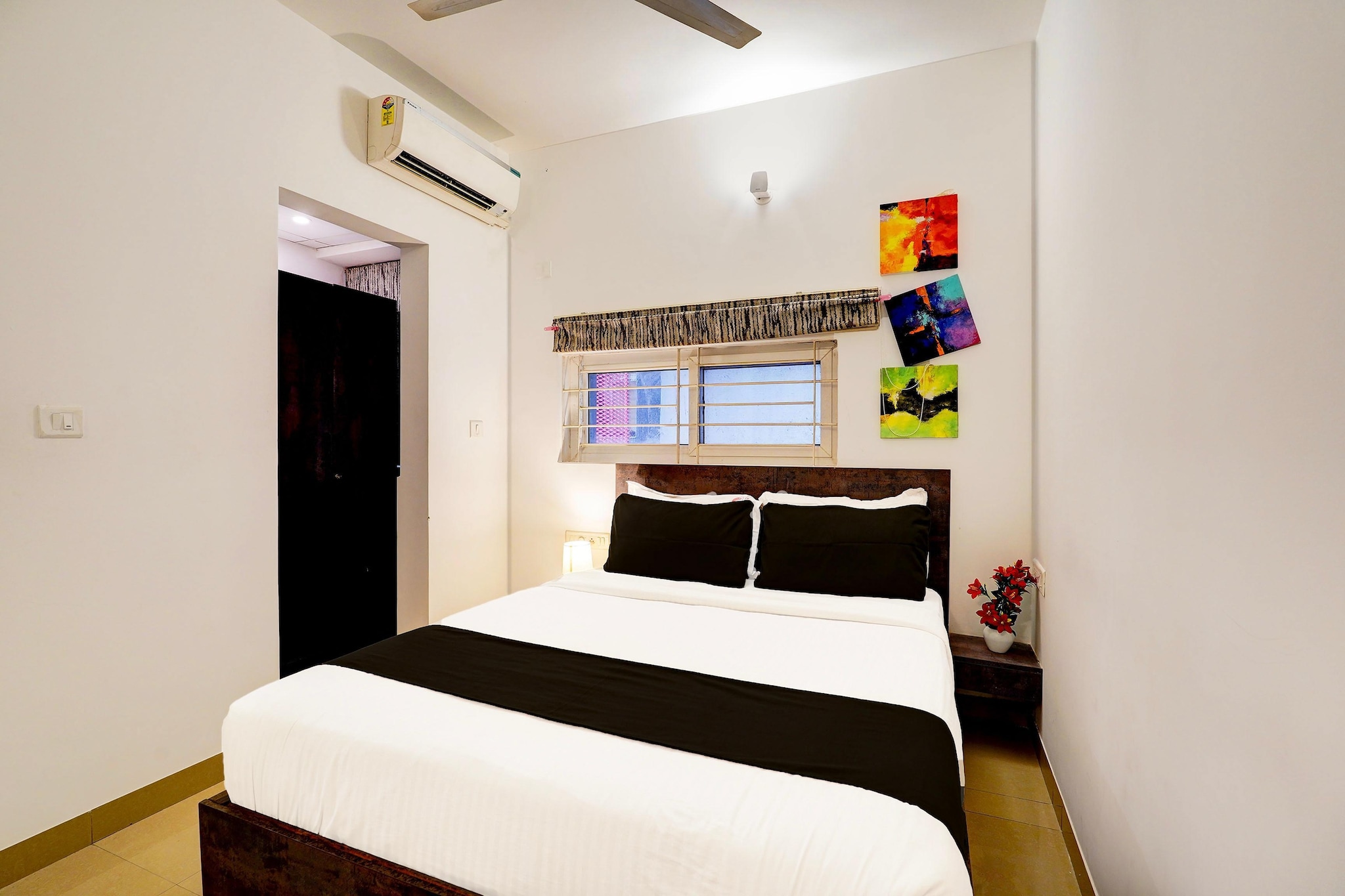 Ground floor: (bedroom(double bed, TV, seating area, air conditioning, Towels incl., telephone), bathroom(bathtub or shower, shower, washbasin, toilet, shampoo, body soap, hot water))