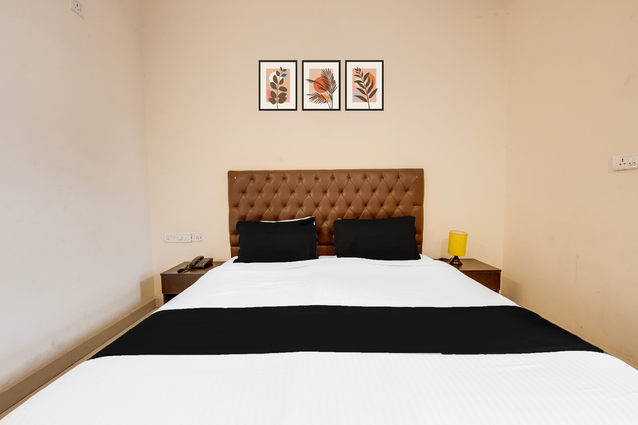 Ground floor: (bedroom(double bed, TV, seating area, air conditioning, Towels incl., telephone), bathroom(bathtub or shower, shower, washbasin, toilet, shampoo, body soap, hot water))