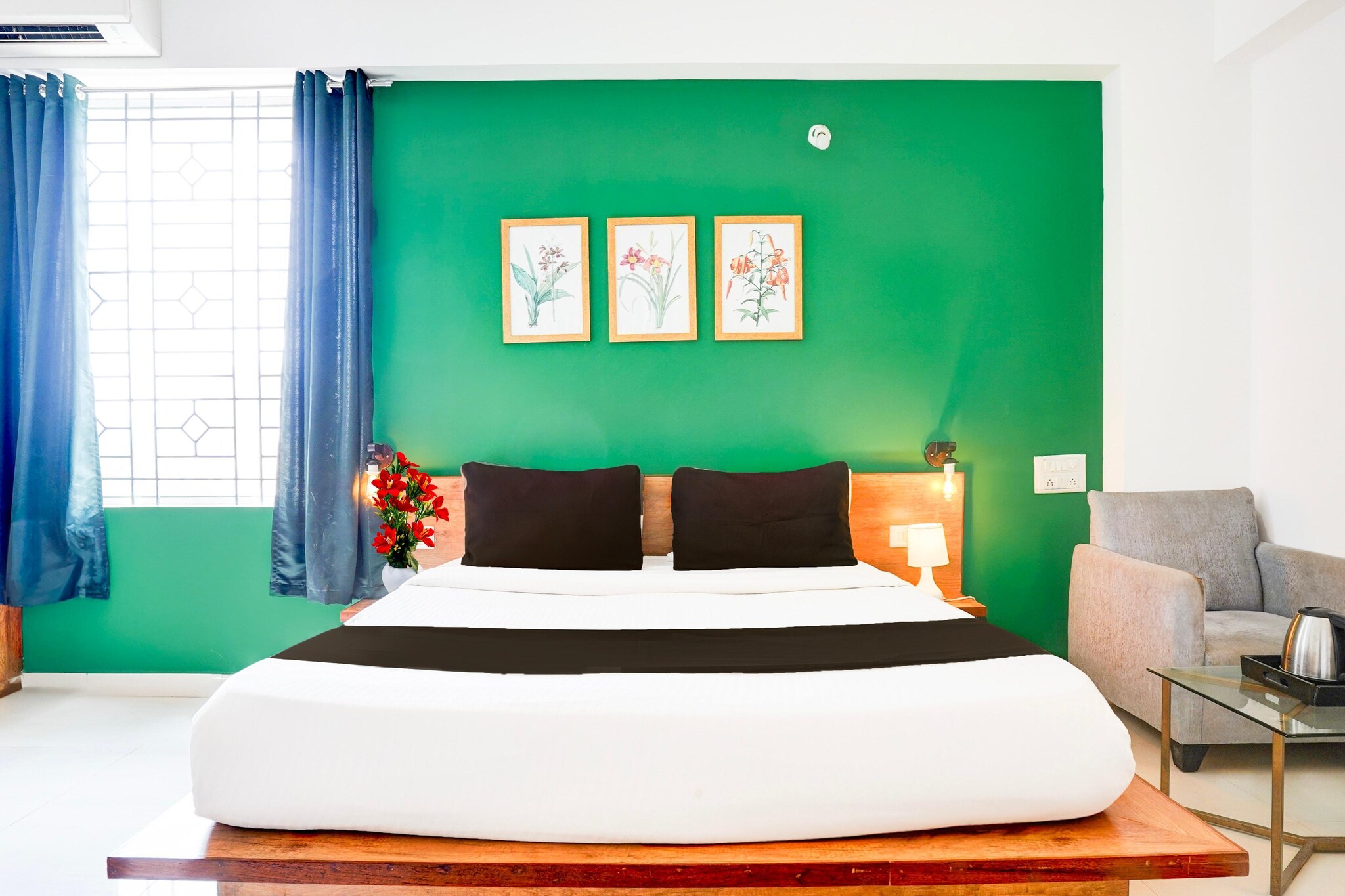 Ground floor: (bedroom(double bed, TV, seating area, air conditioning, Towels incl., telephone), bathroom(bathtub or shower, shower, washbasin, toilet, shampoo, body soap, hot water), lift, Laundry Package for a fee)