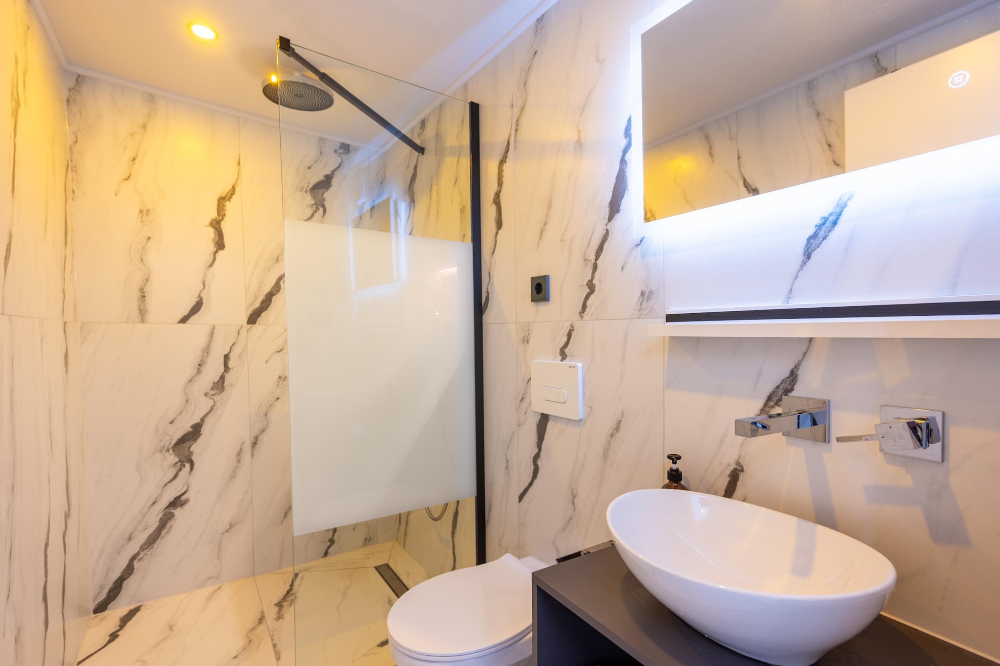 Modern Stay Deluxe Family Suite-Badezimmer