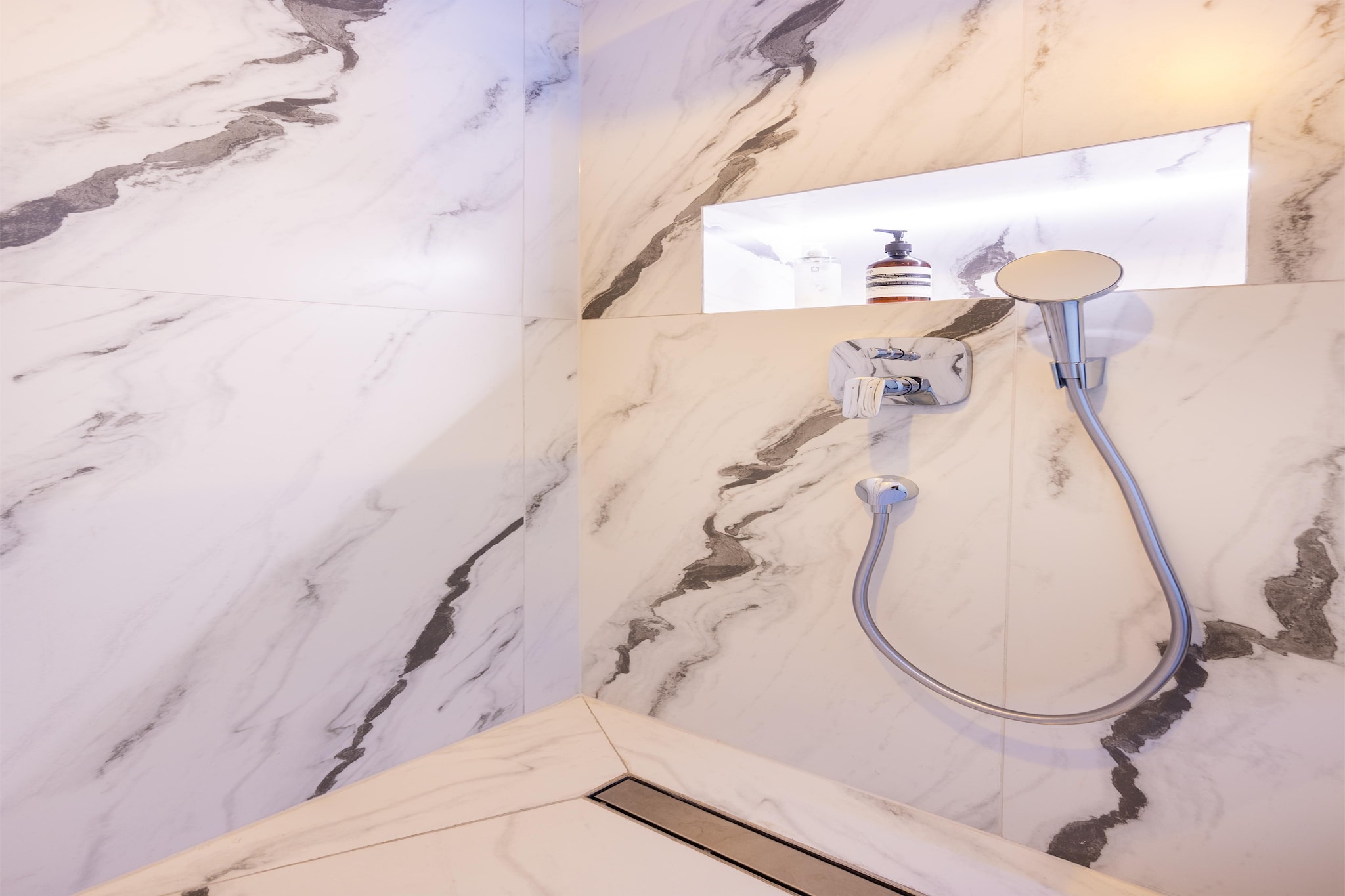 Modern Stay Deluxe Family Suite-Badezimmer