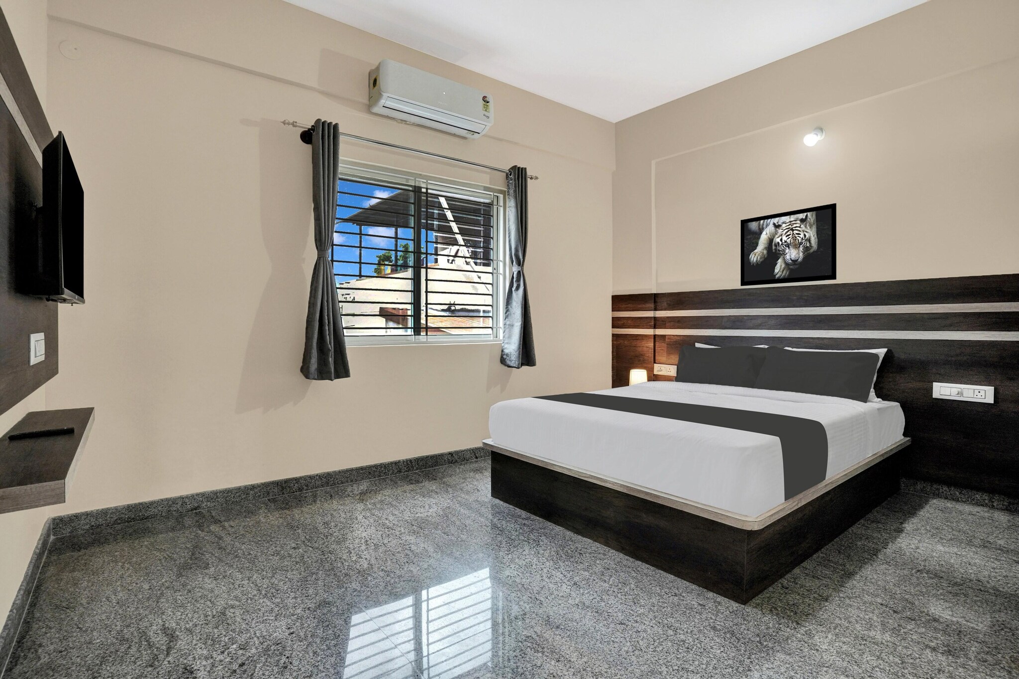 Ground floor: (bedroom(double bed, TV, seating area, air conditioning, Towels incl., telephone), bathroom(bathtub or shower, shower, washbasin, toilet, shampoo, body soap, hot water), lift)